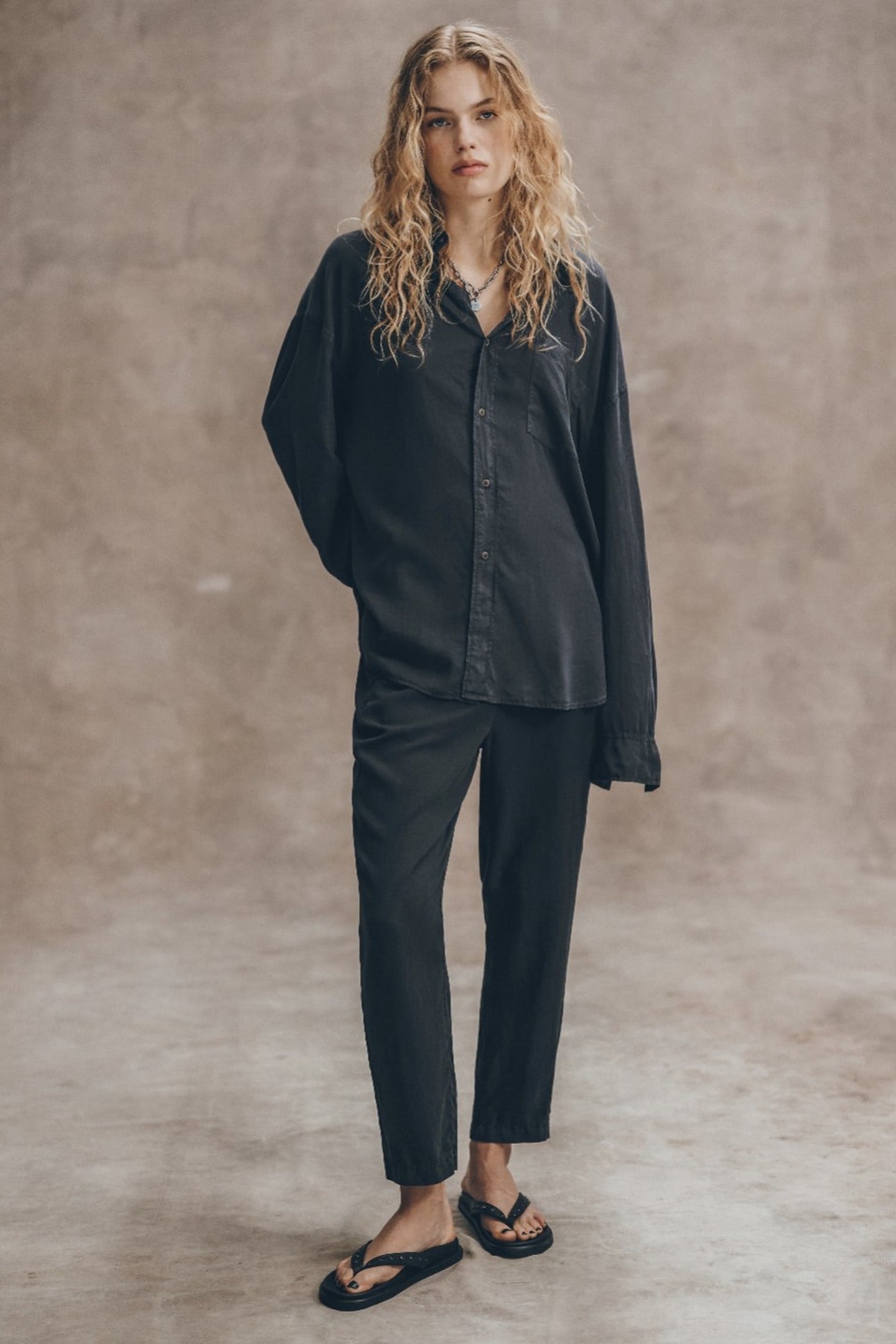 THE DARK LOOSE LYOCELL SHIRT BLACK 1