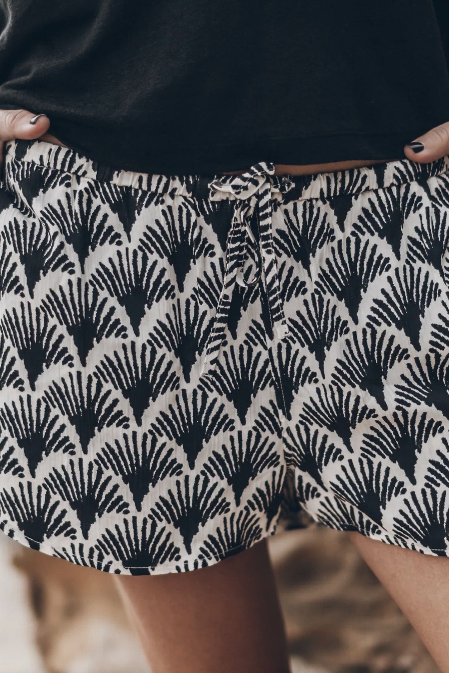 THE BLACK PRINTED FLOWY SHORTS BLACK 2