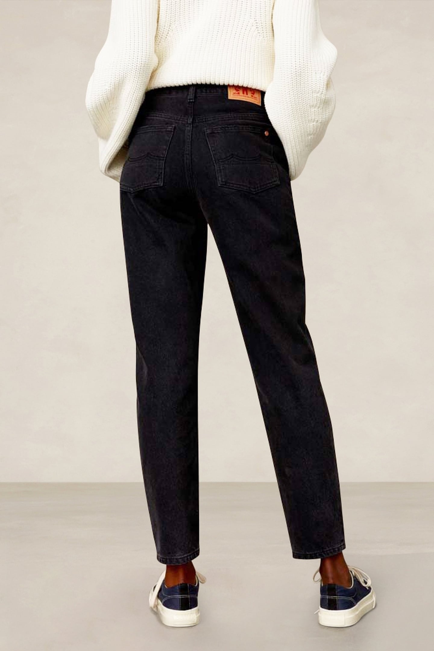 CAROLINE CROPPED ECO RECYCLED BLACK WORN 2