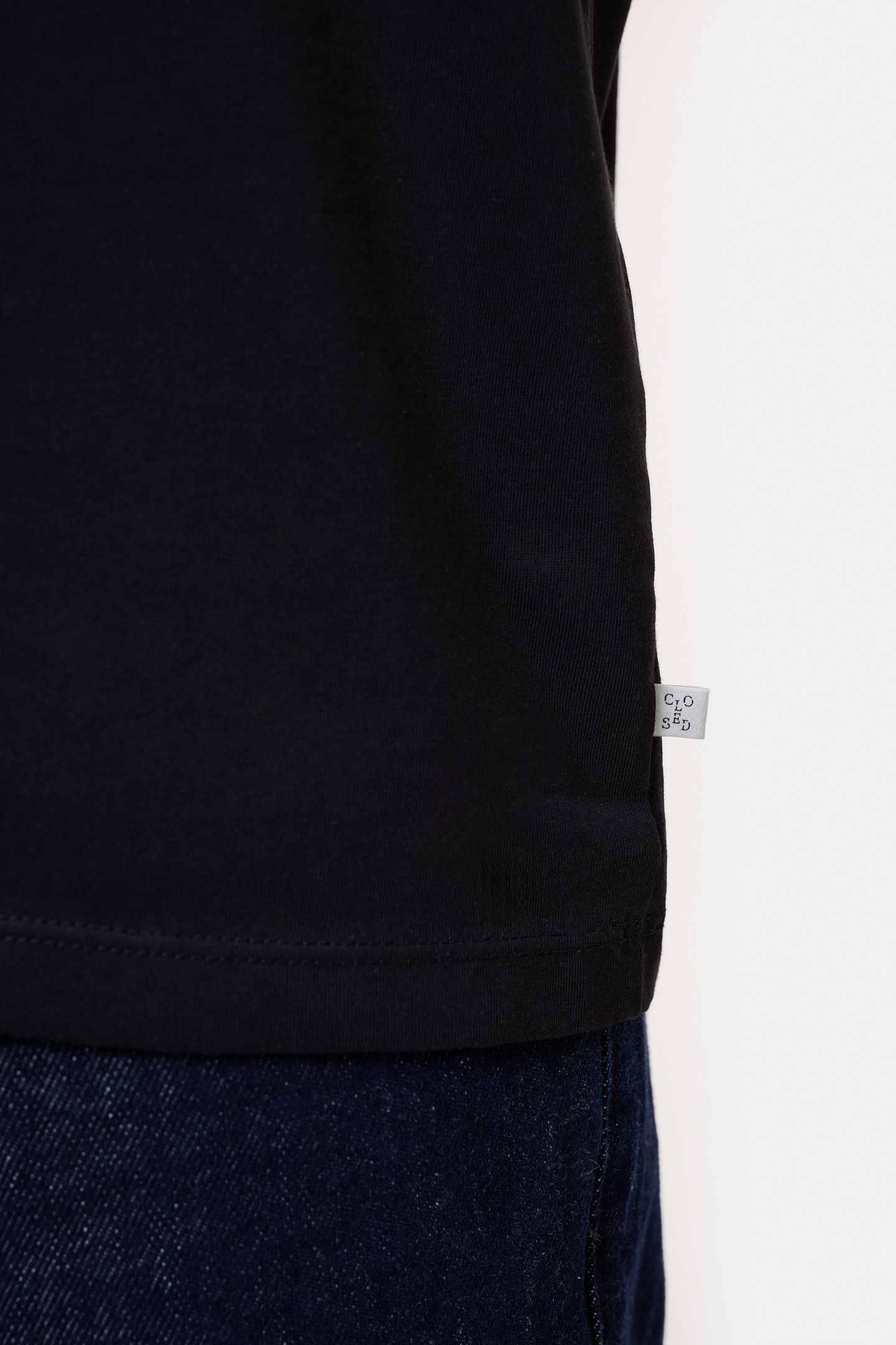 V-NECK T-SHIRT BLACK 5