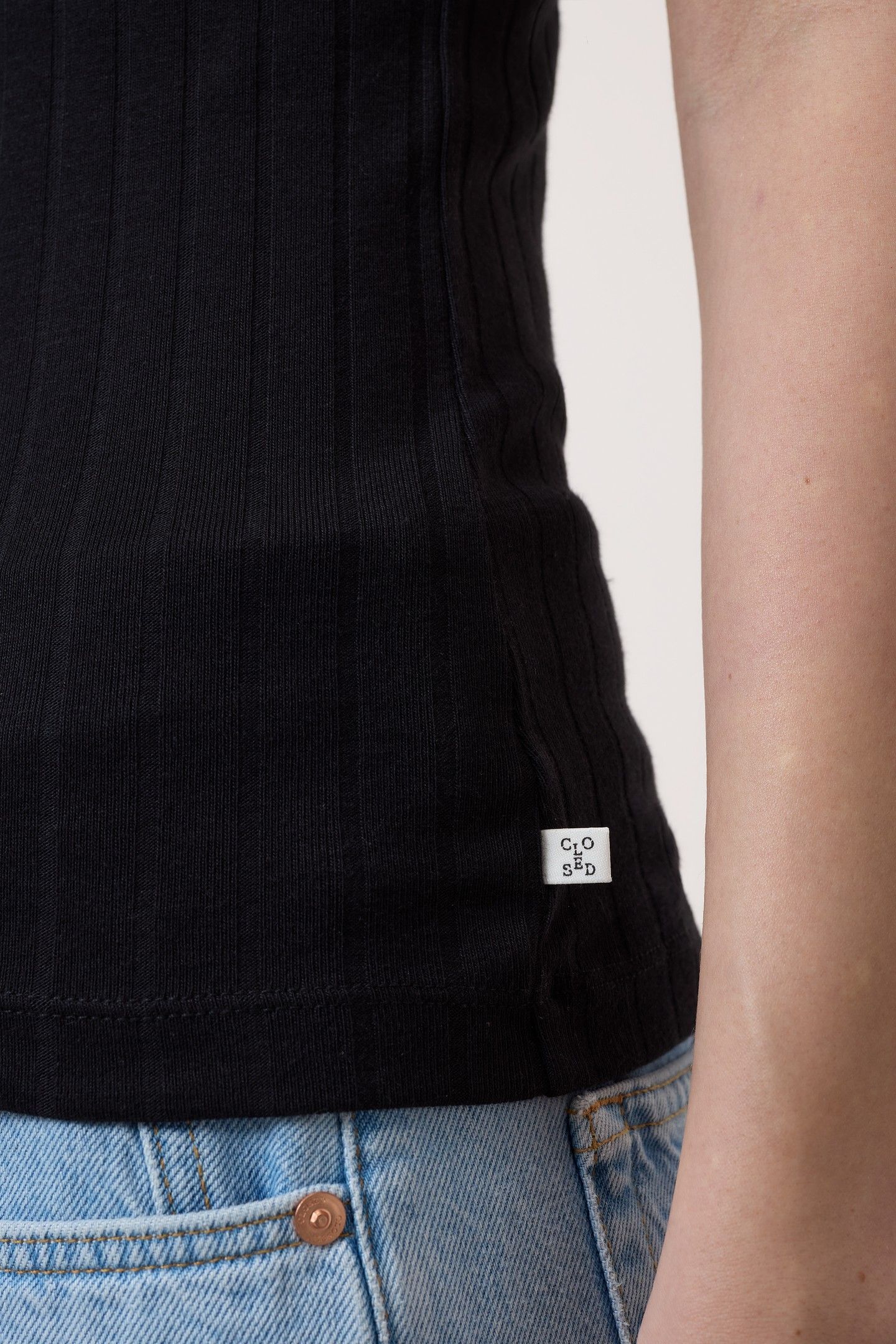 SCOOPNECK SHORTSLEEVE BLACK 4