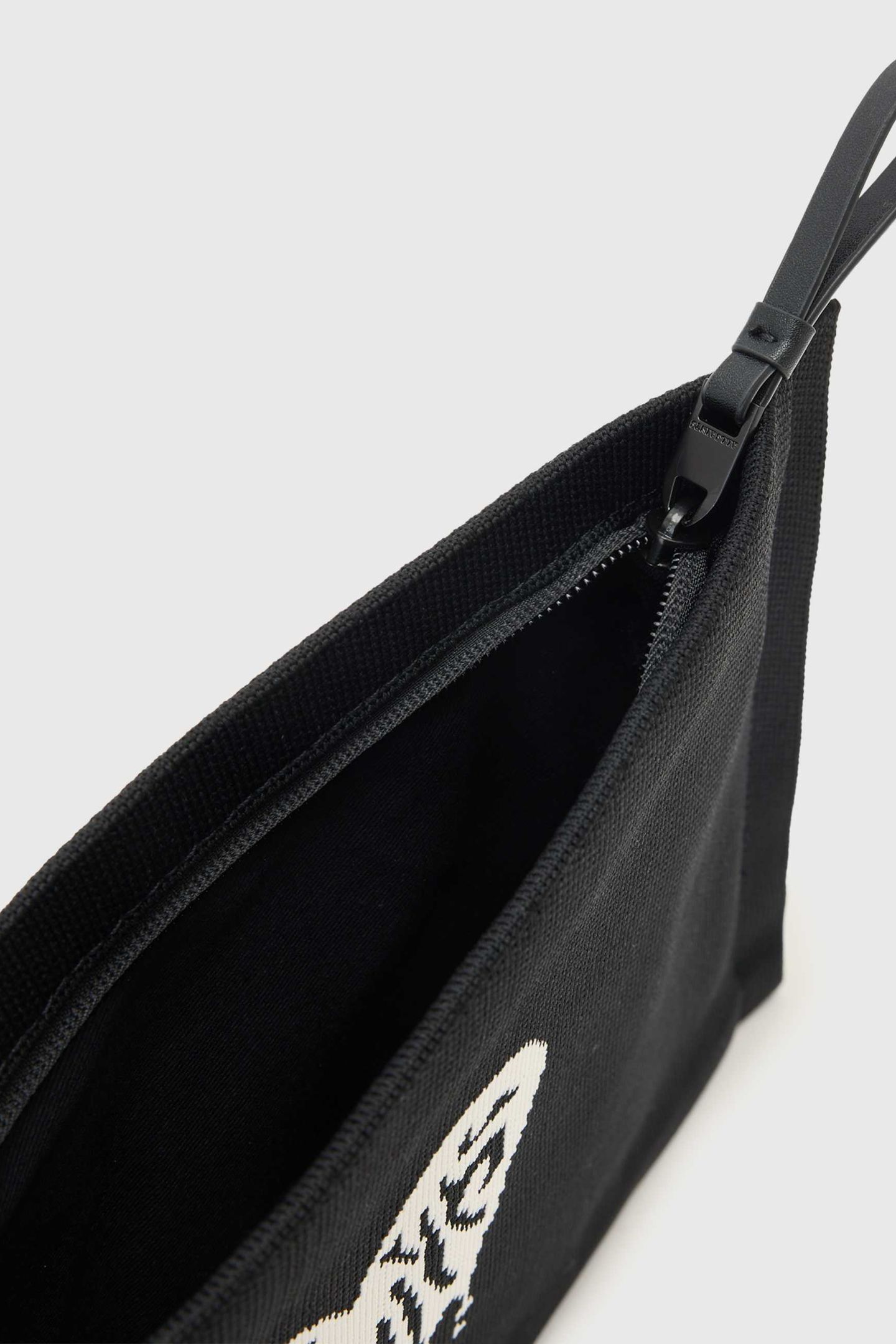 IZZY HEART CLUTCH BLACK 6