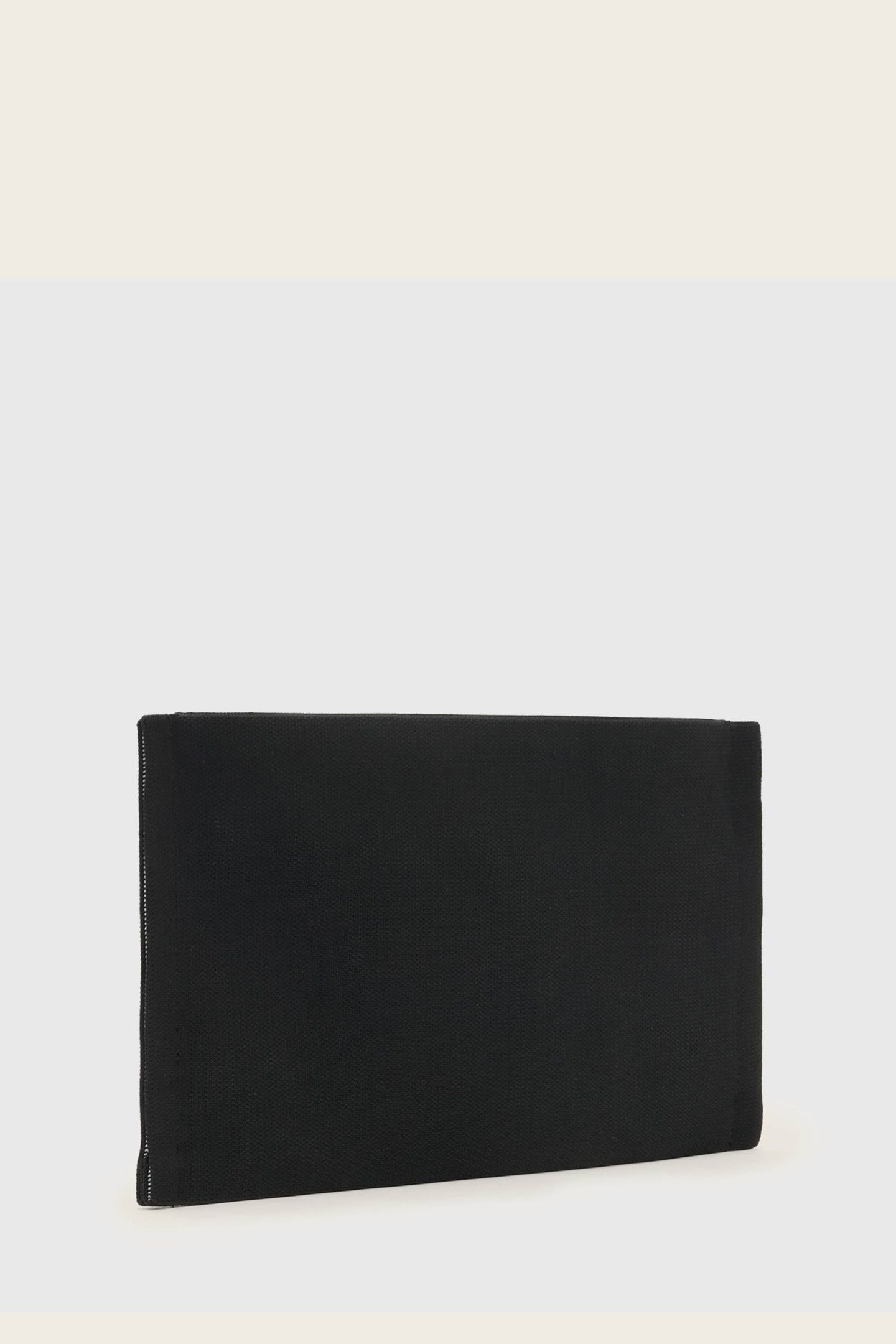 IZZY HEART CLUTCH BLACK 3