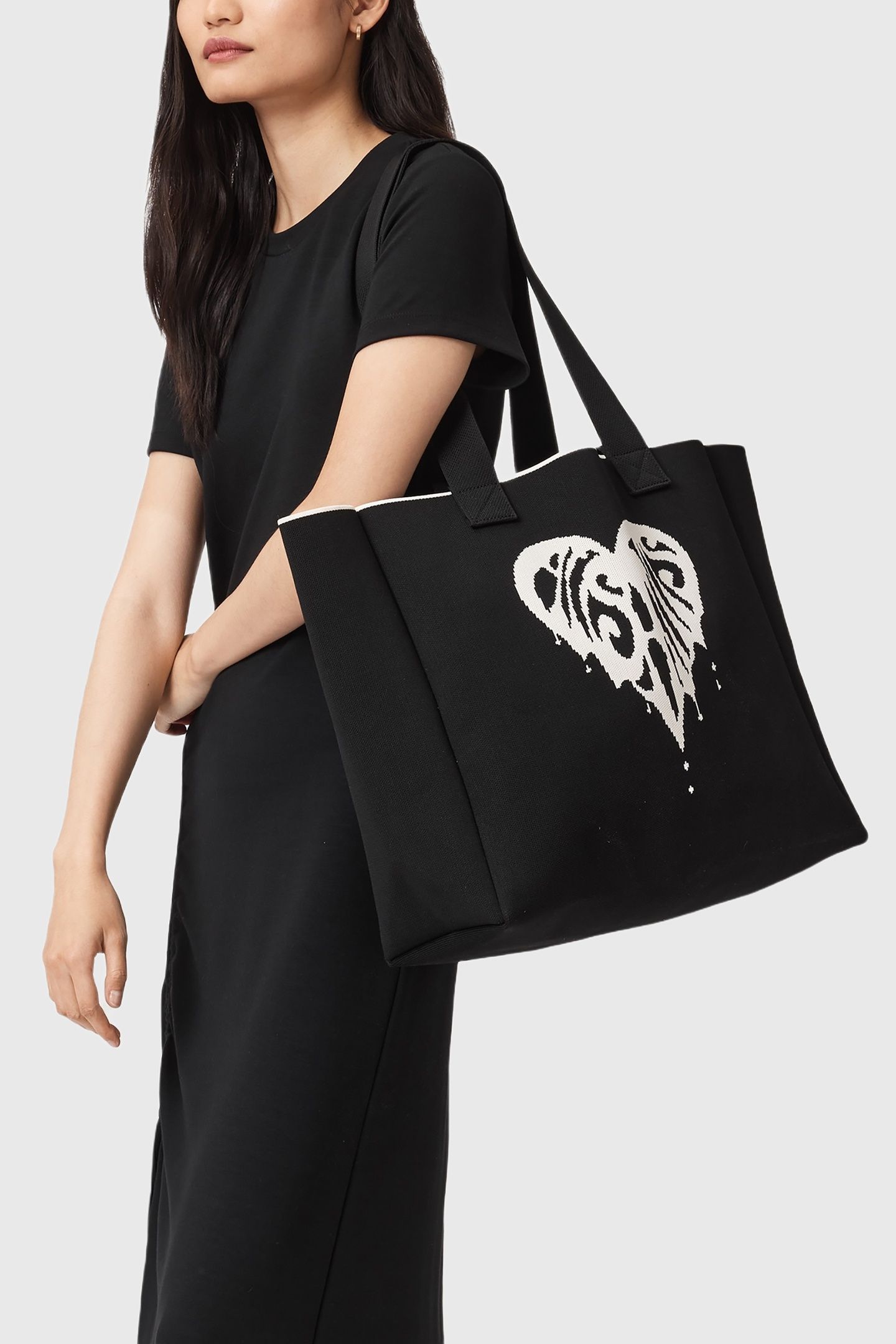 IZZY HEART E/W TOTE BLACK 1