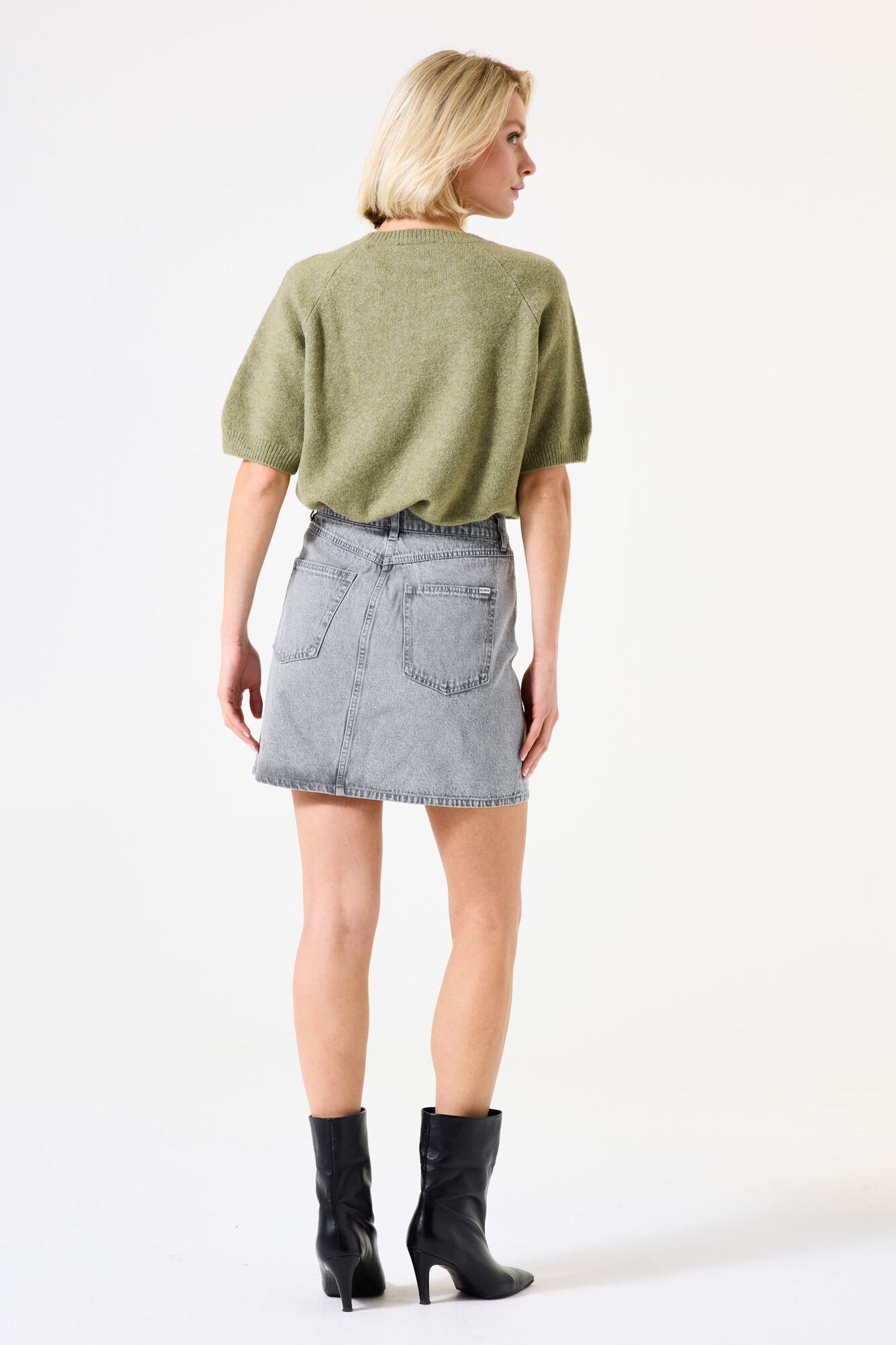 LADIES SKIRT LIGHT USED 3