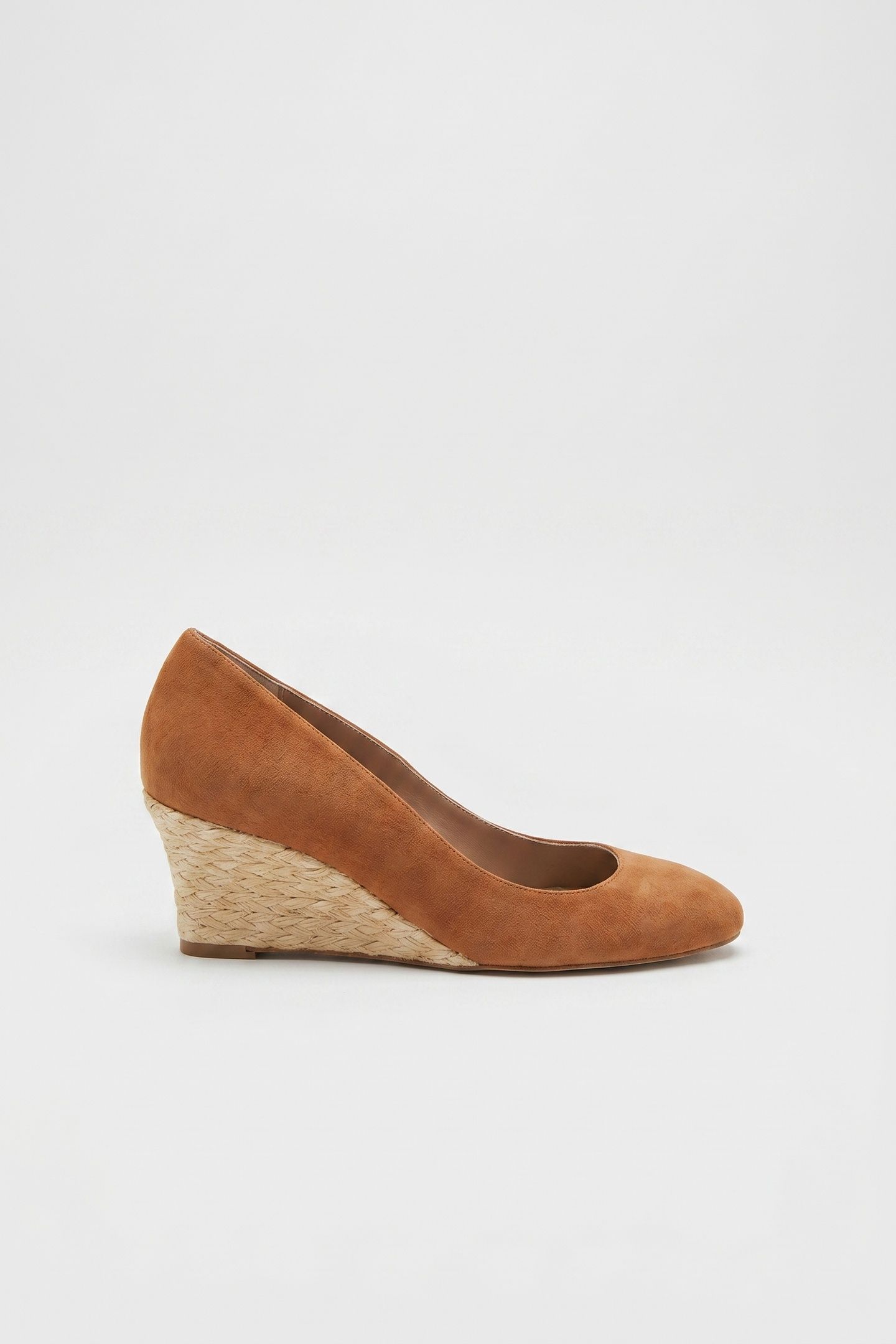 EEVI CLOSED COURTS TAN 1