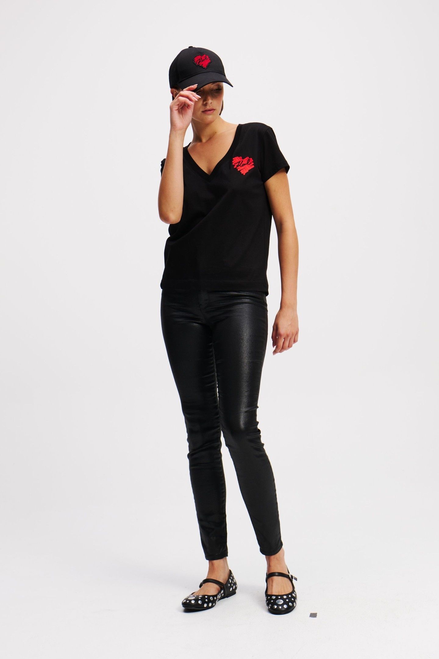 HEARTS V-NECK T-SHIRT BLACK 6