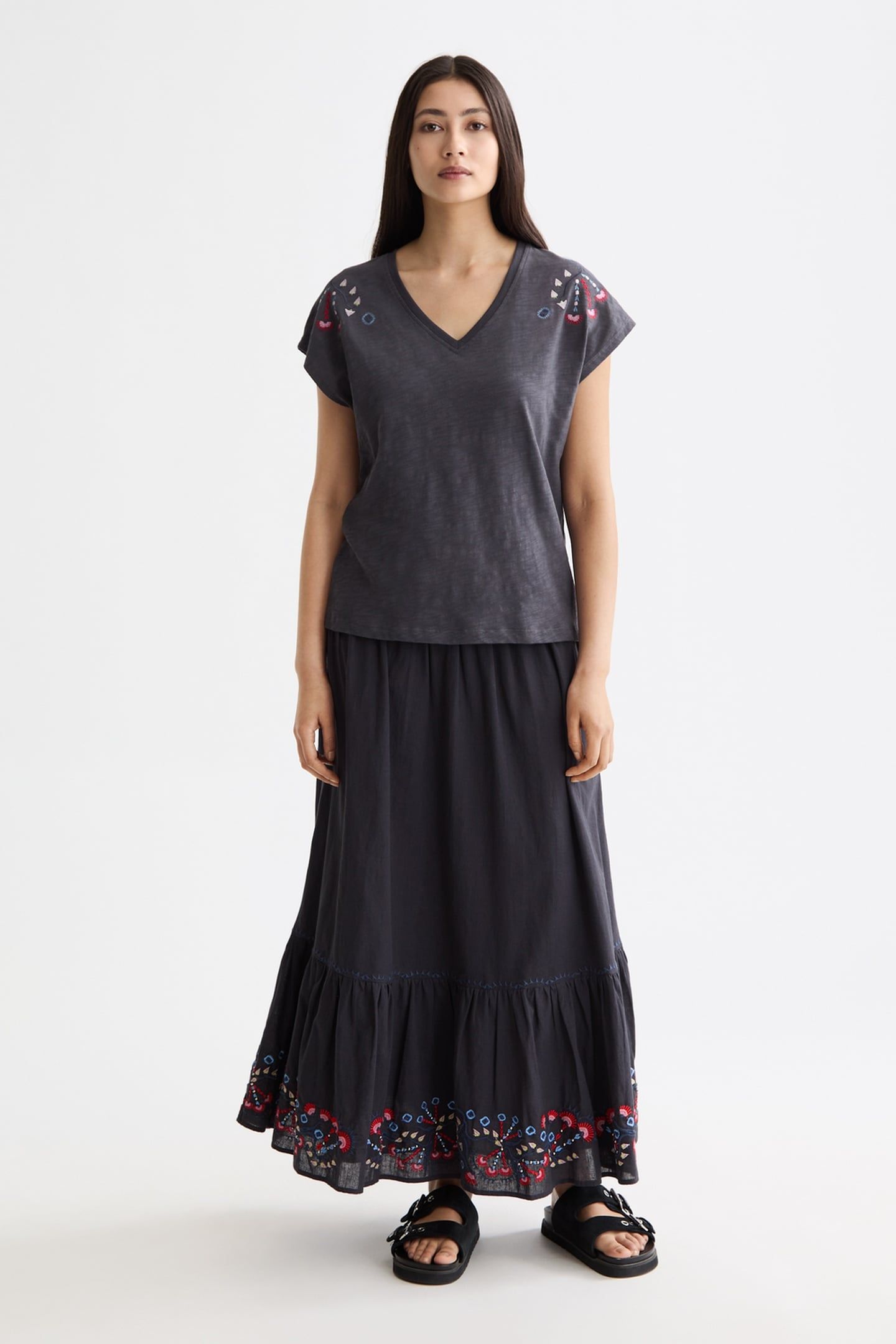 EMBROIDERED V-NECK T-SHIRT CHARCOAL ART 1