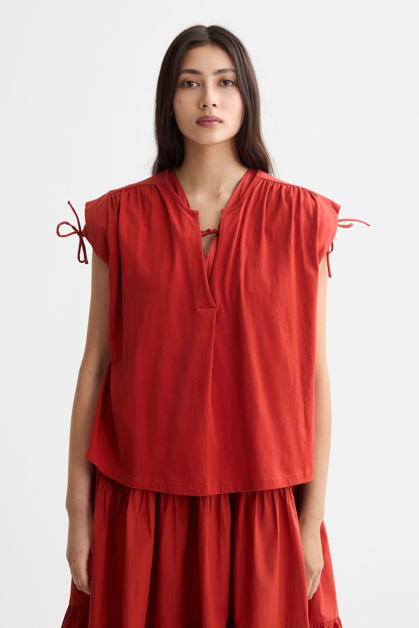DRAPEY V-NECK T-SHIRT KETCHUP 2