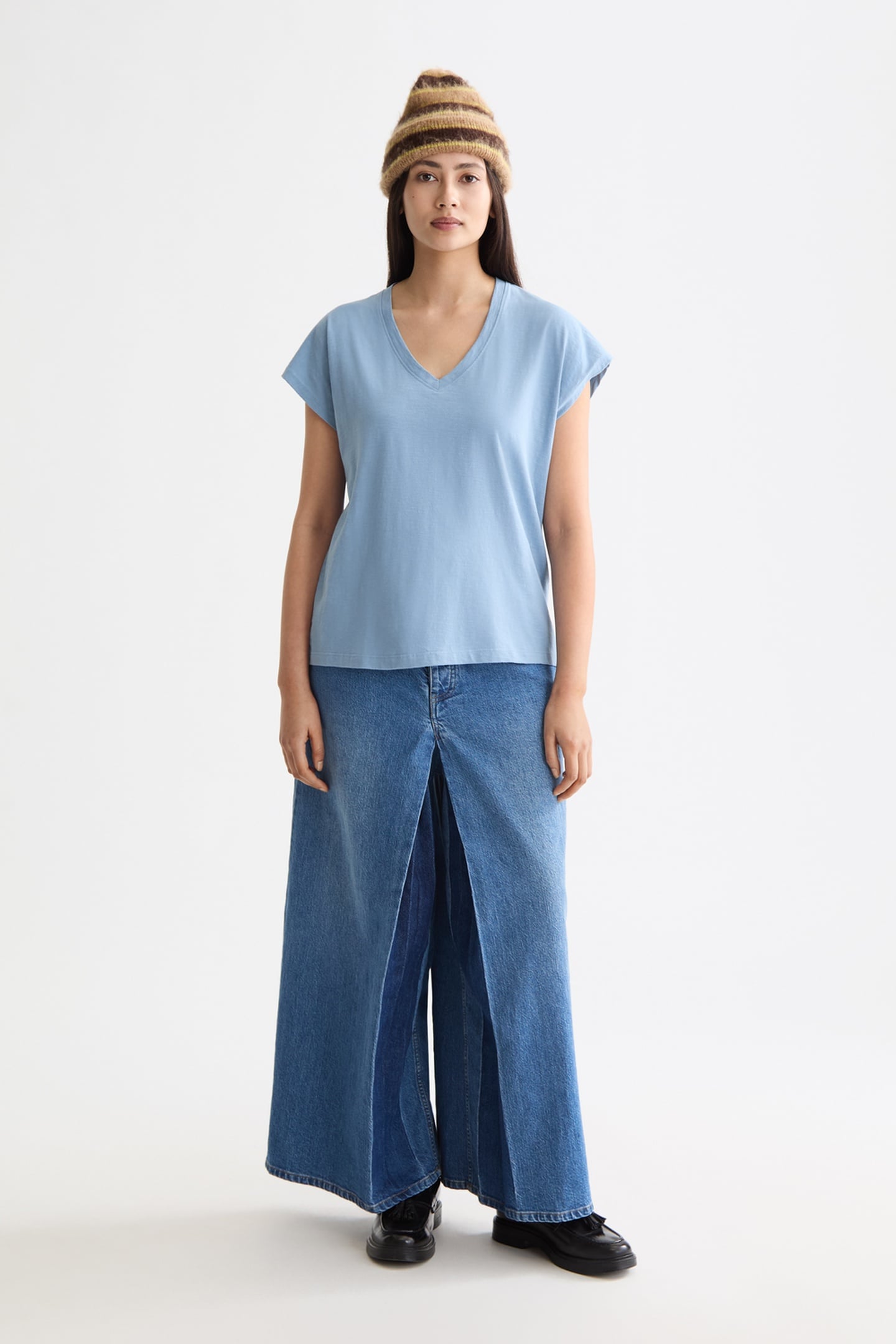 SLUB V-NECK T-SHIRT FADED DENIM 1
