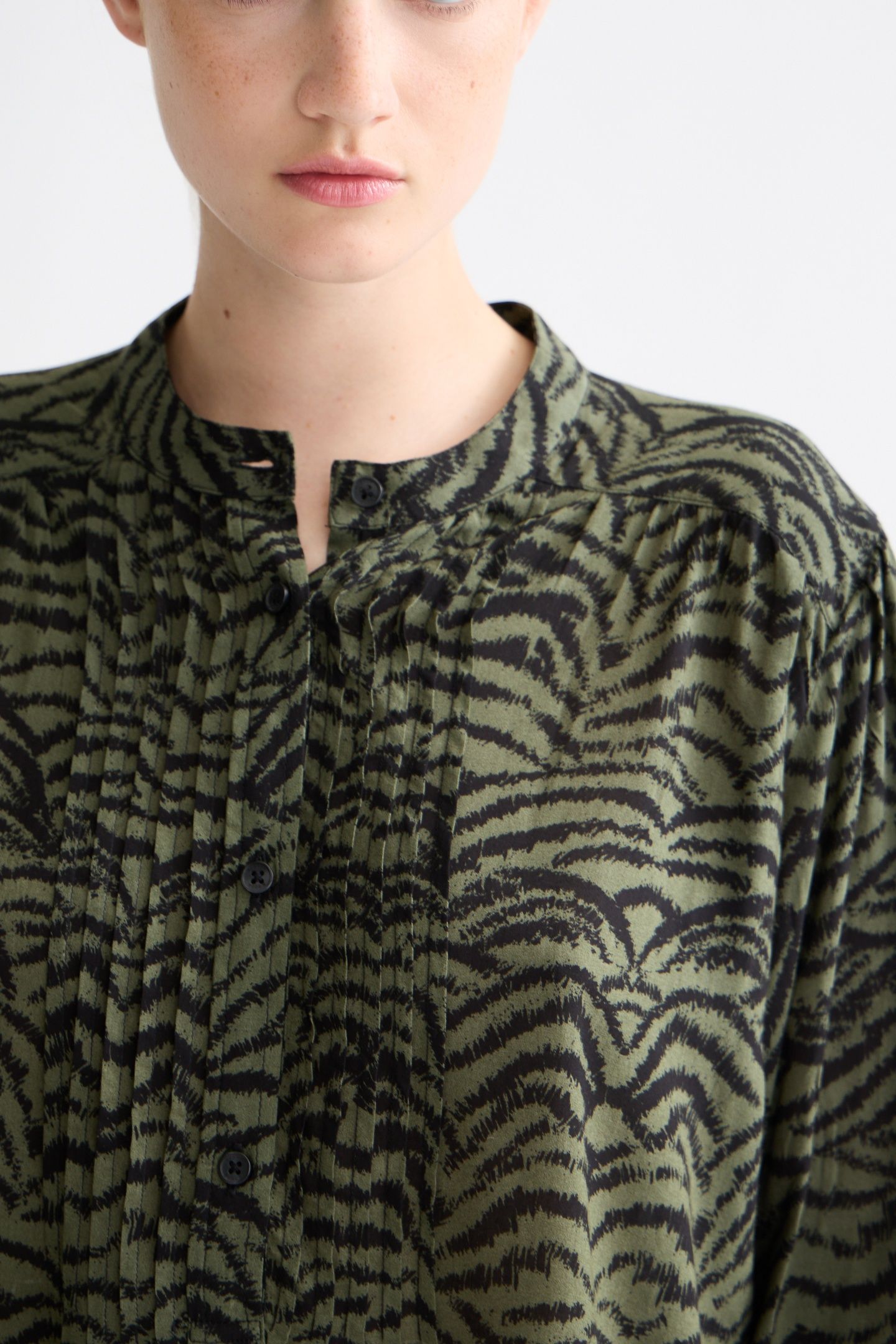 PRINTED PINTUCK SHIRT IKAT FEATHER THYME 3