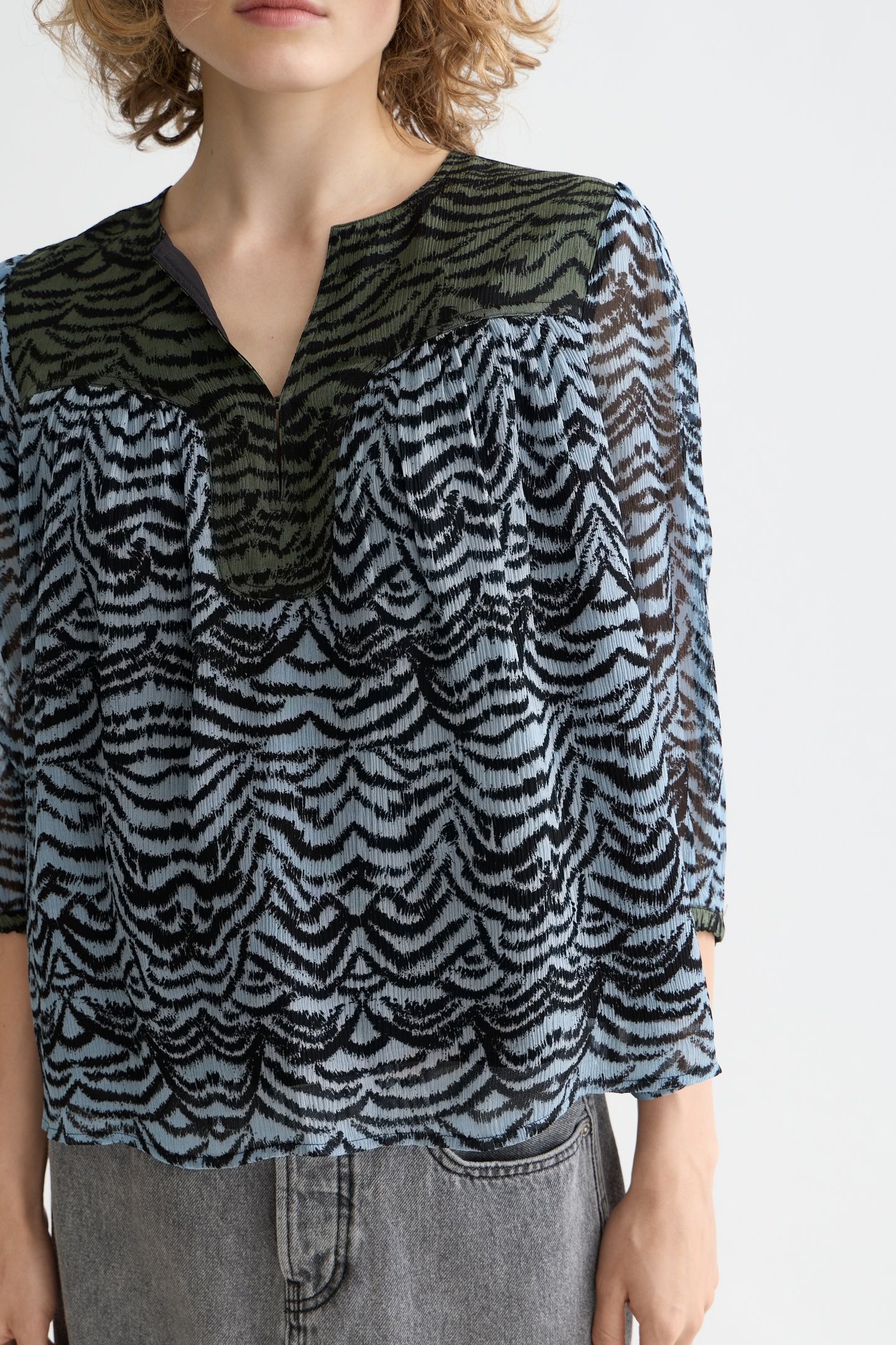 CONTRAST YOKE SHORT SLEEVE TOP IKAT FEATHER BLUE 3