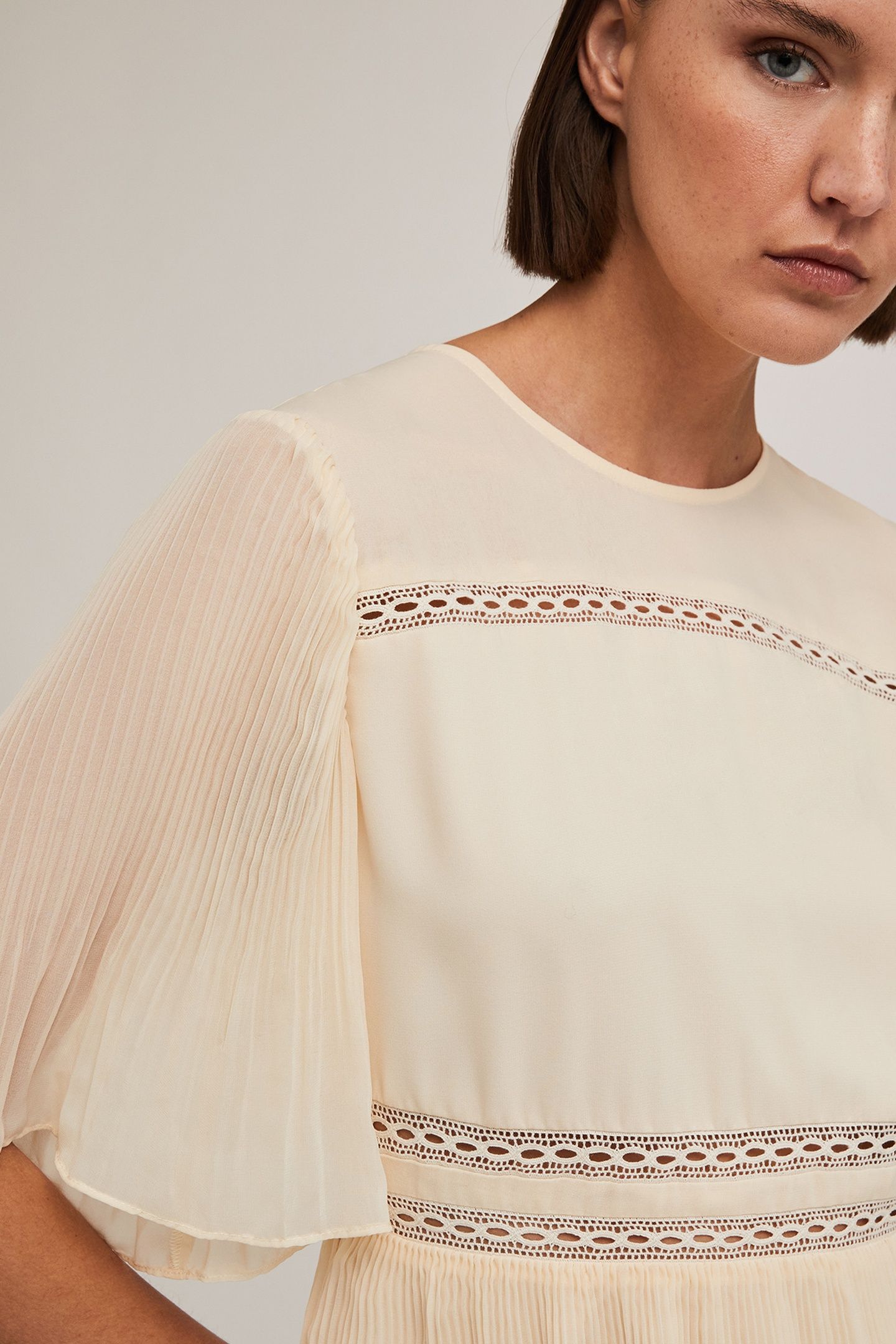 EMBROIDERED DRESS WITH PLEATED DETAILS WHITE 5