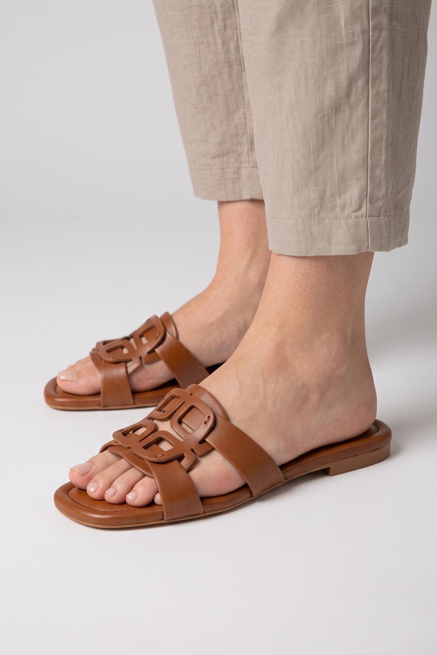 CASPER MOTIF SANDAL TAN 3