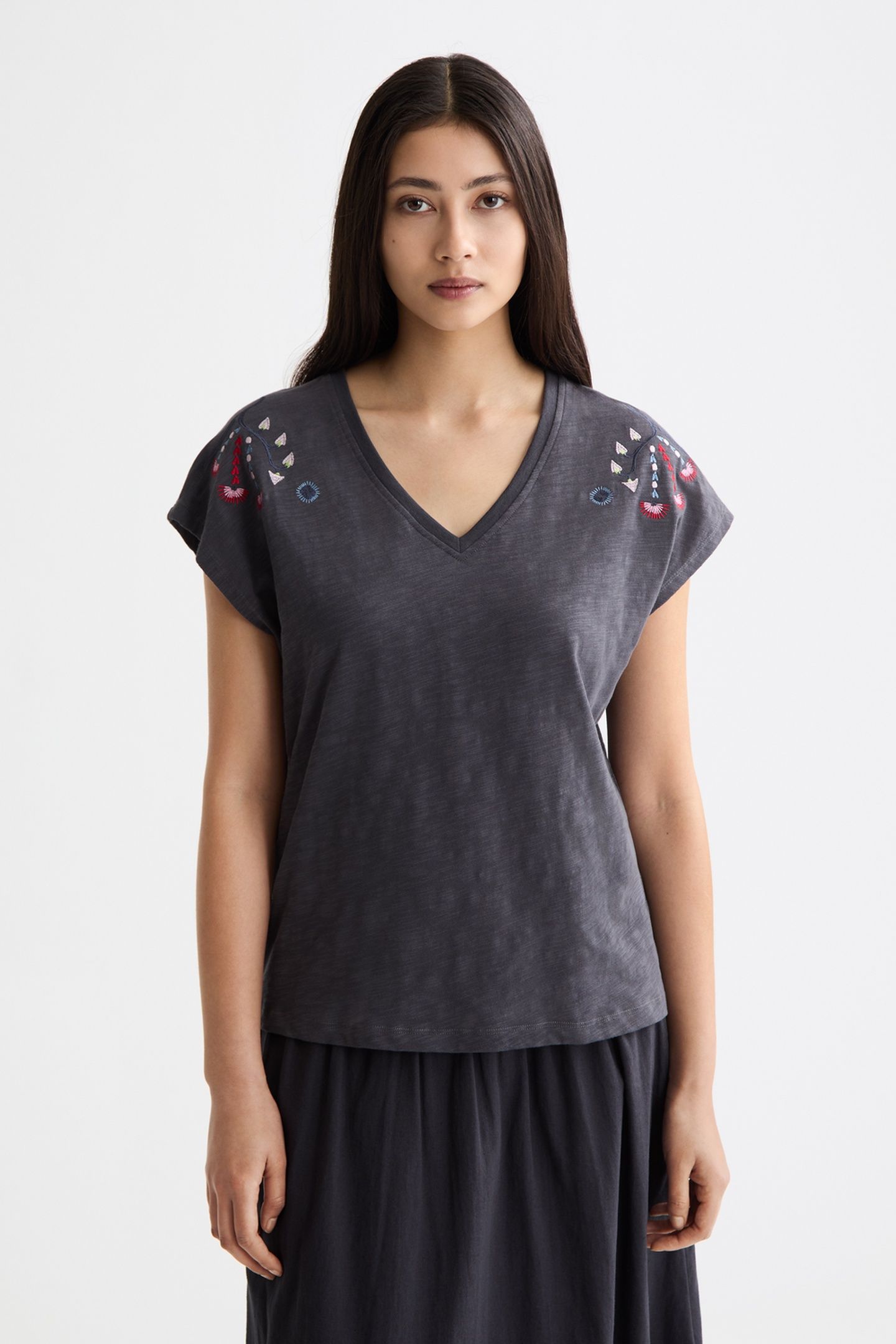 EMBROIDERED V-NECK T-SHIRT CHARCOAL ART 3