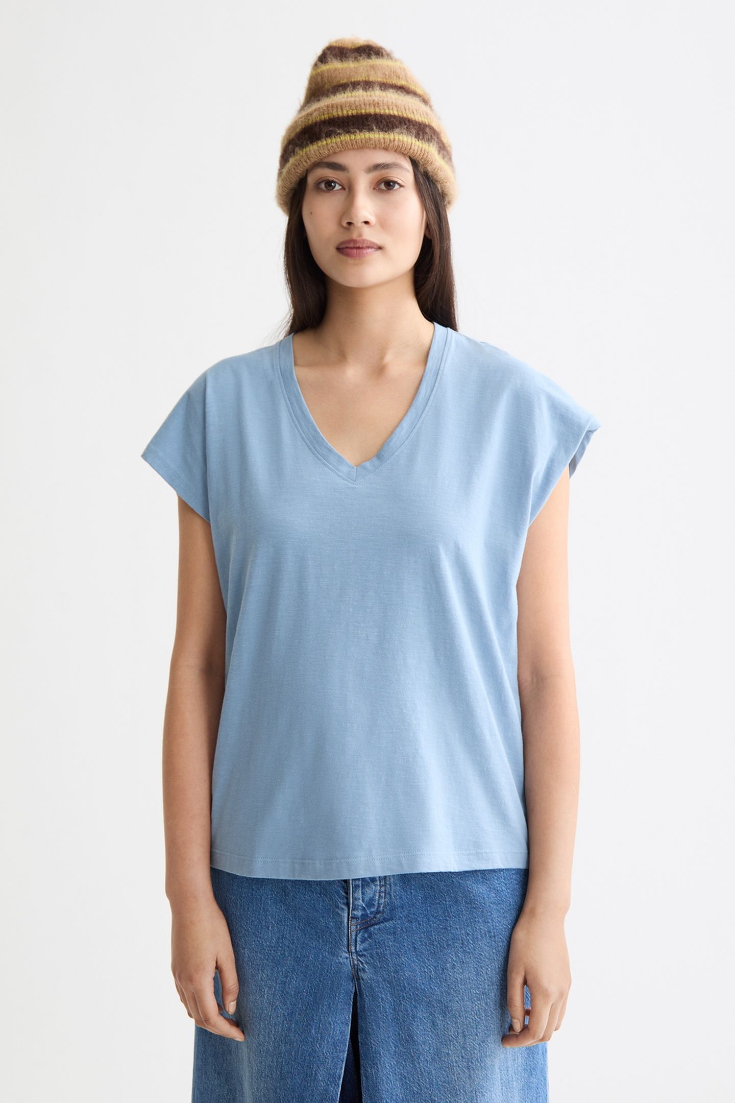 SLUB V-NECK T-SHIRT FADED DENIM 2