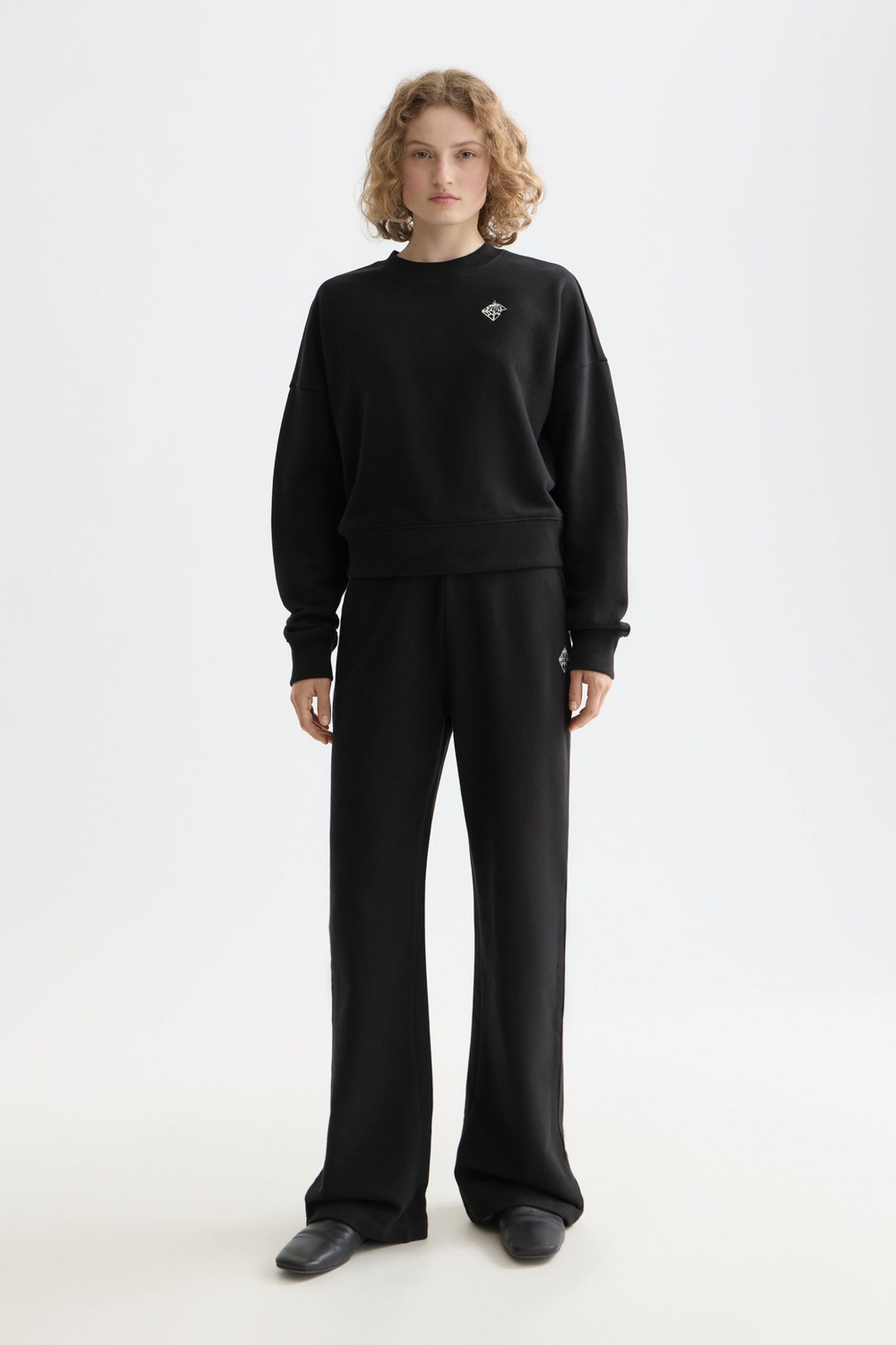 EMBROIDERED LOGO SWEATSHIRT BLACK 2