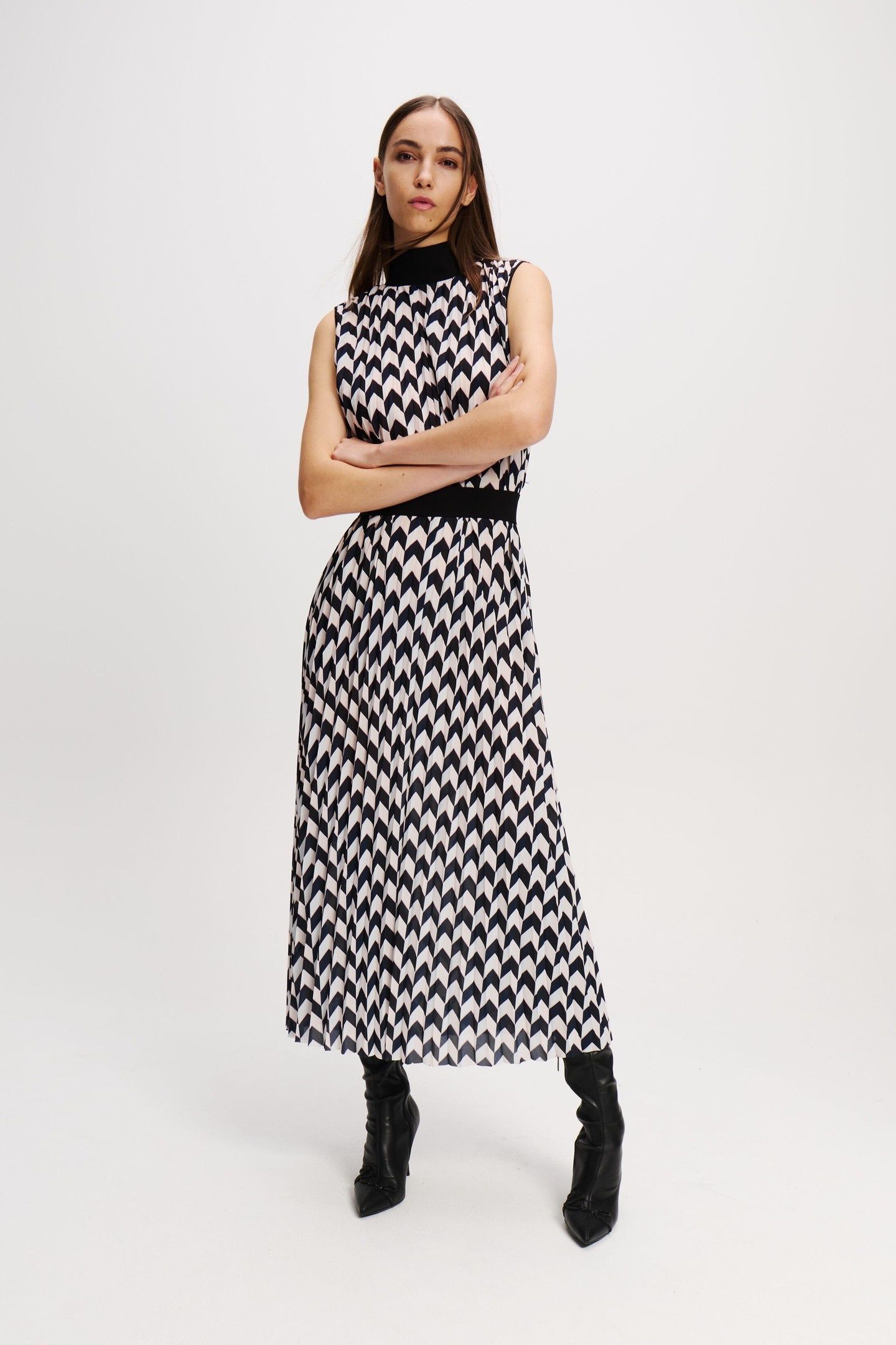 CHEVRON PLEATED DRESS BLACK/WHITE/PINK CHEVRON 5