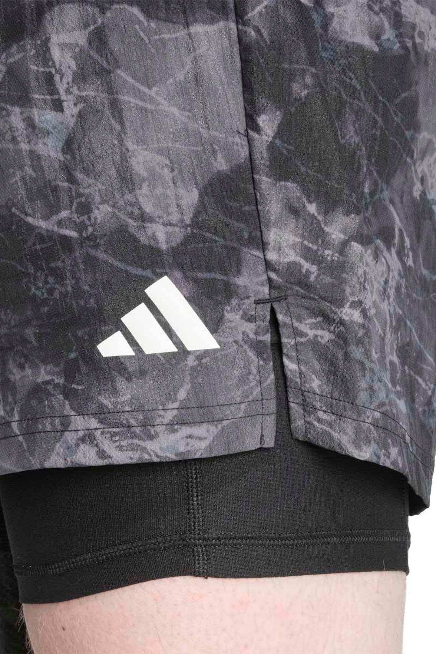 UNISEX PERFORMANCE OWN THE RUN SPRAY DYE 2IN1 SHORT GREY FOU 5