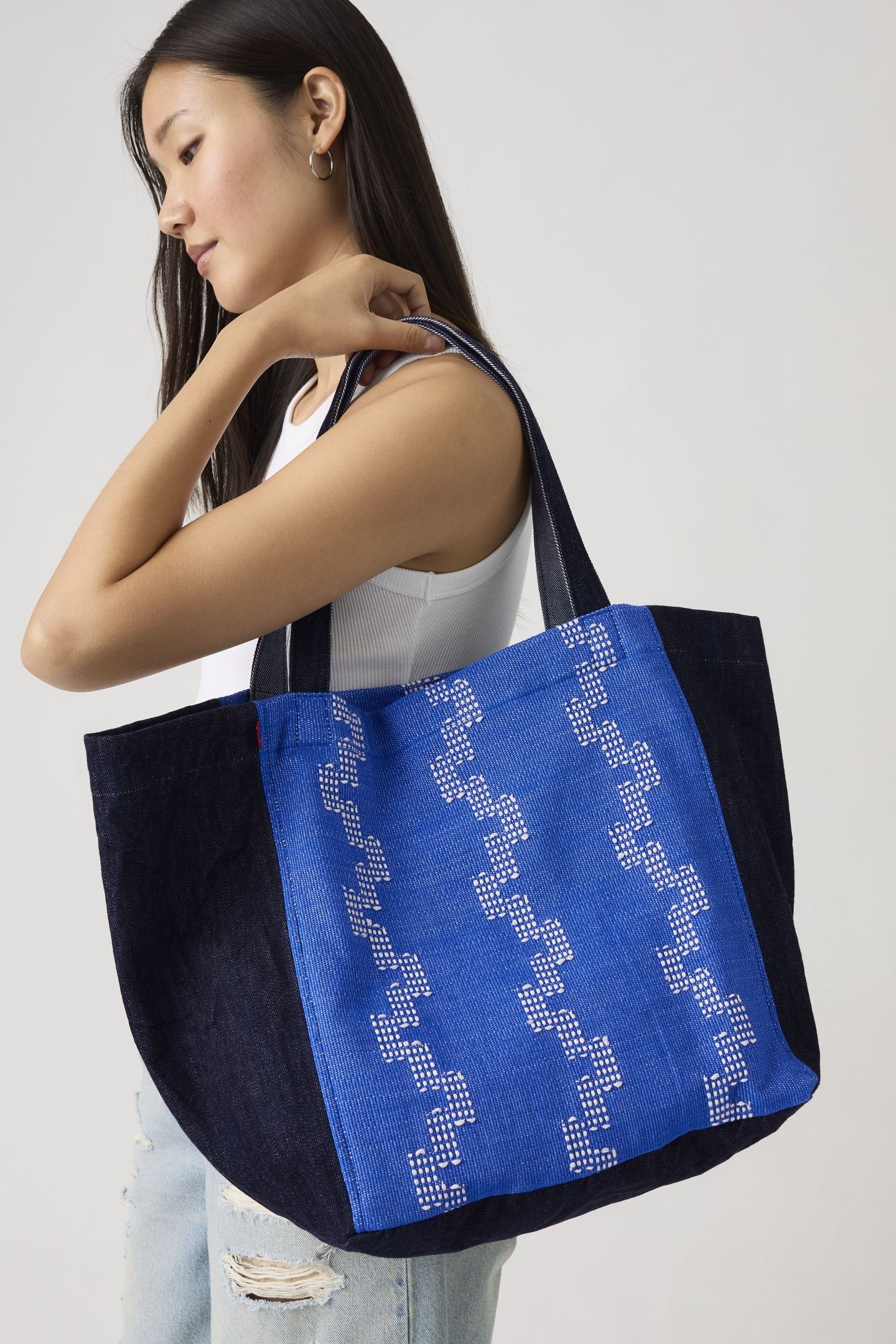 LEVI'S® X MERCADO GLOBAL BLANCA TOTE 1