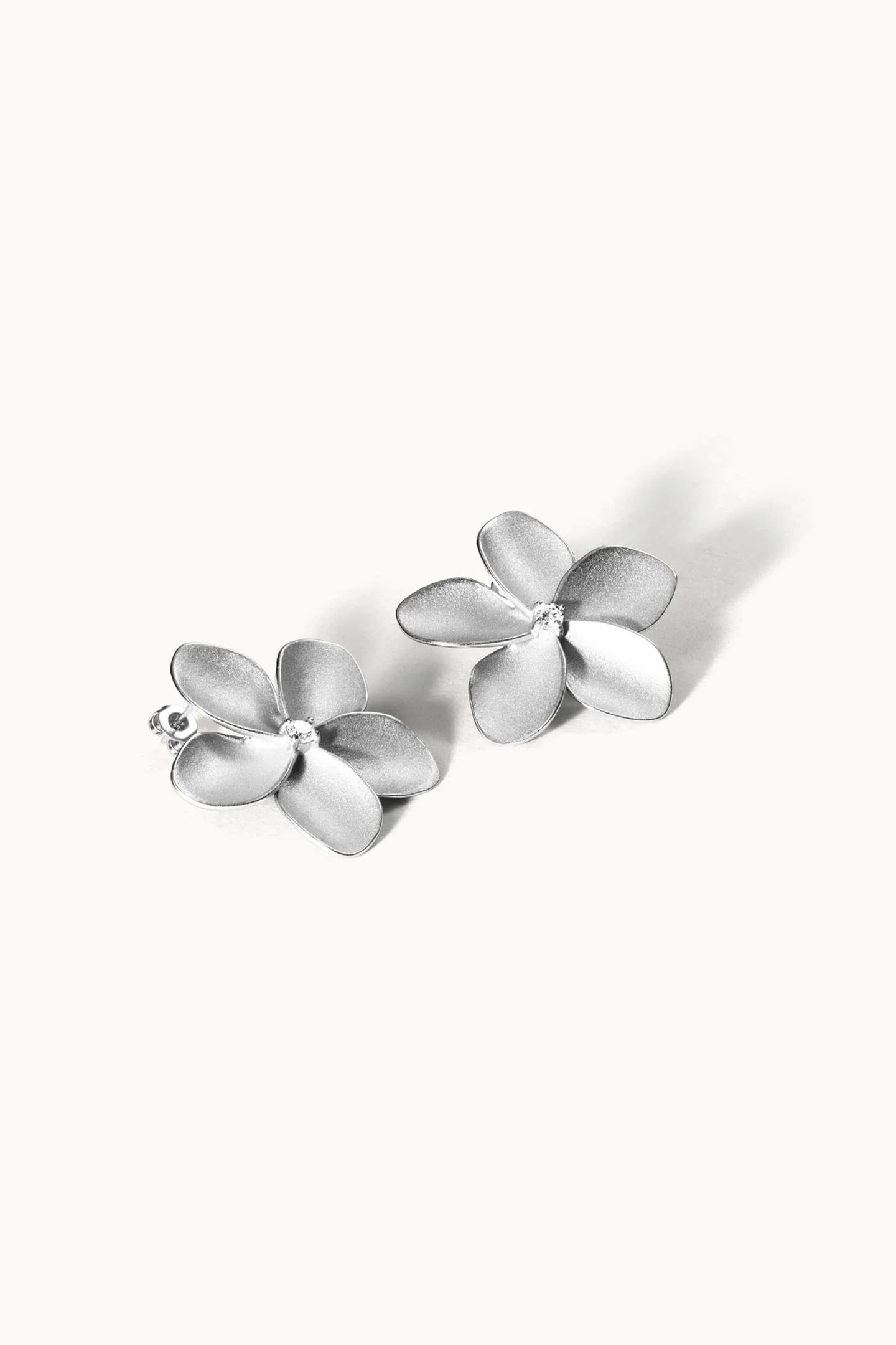 MAHINA CLUB EMPOWHER OHRRINGE SILVER 2