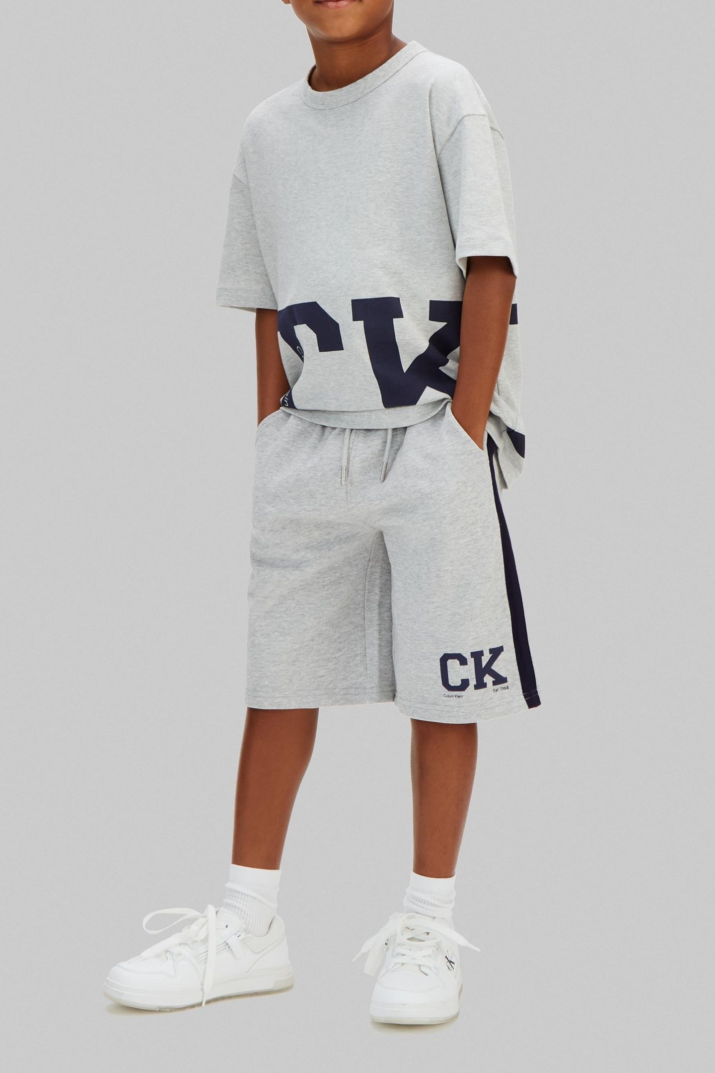 BOYS VARSITY RELAXED SHORTS LIGHT GREY 2