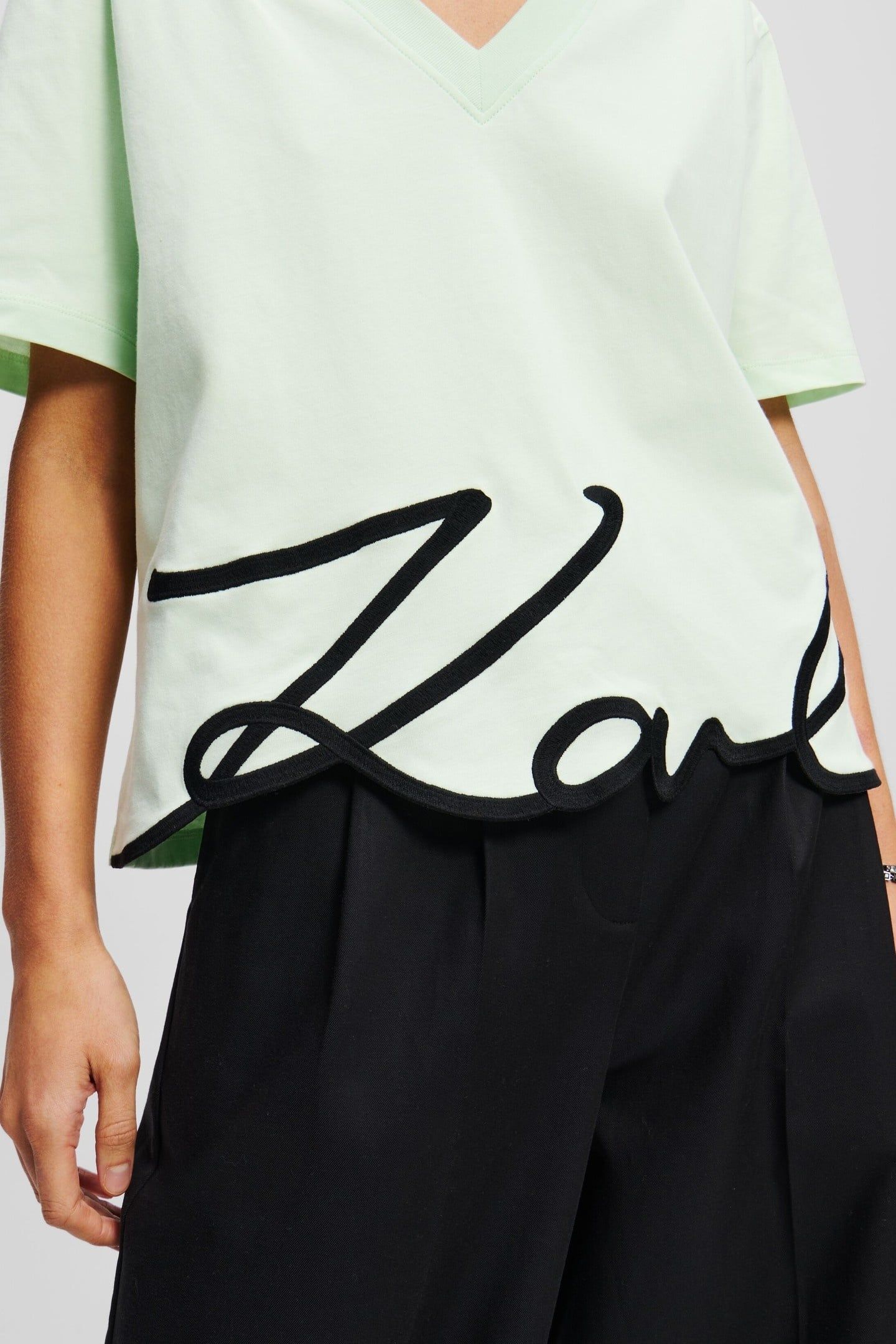 KARL SIGNATURE HEM V-NECK TSHIRT SPRAY 3