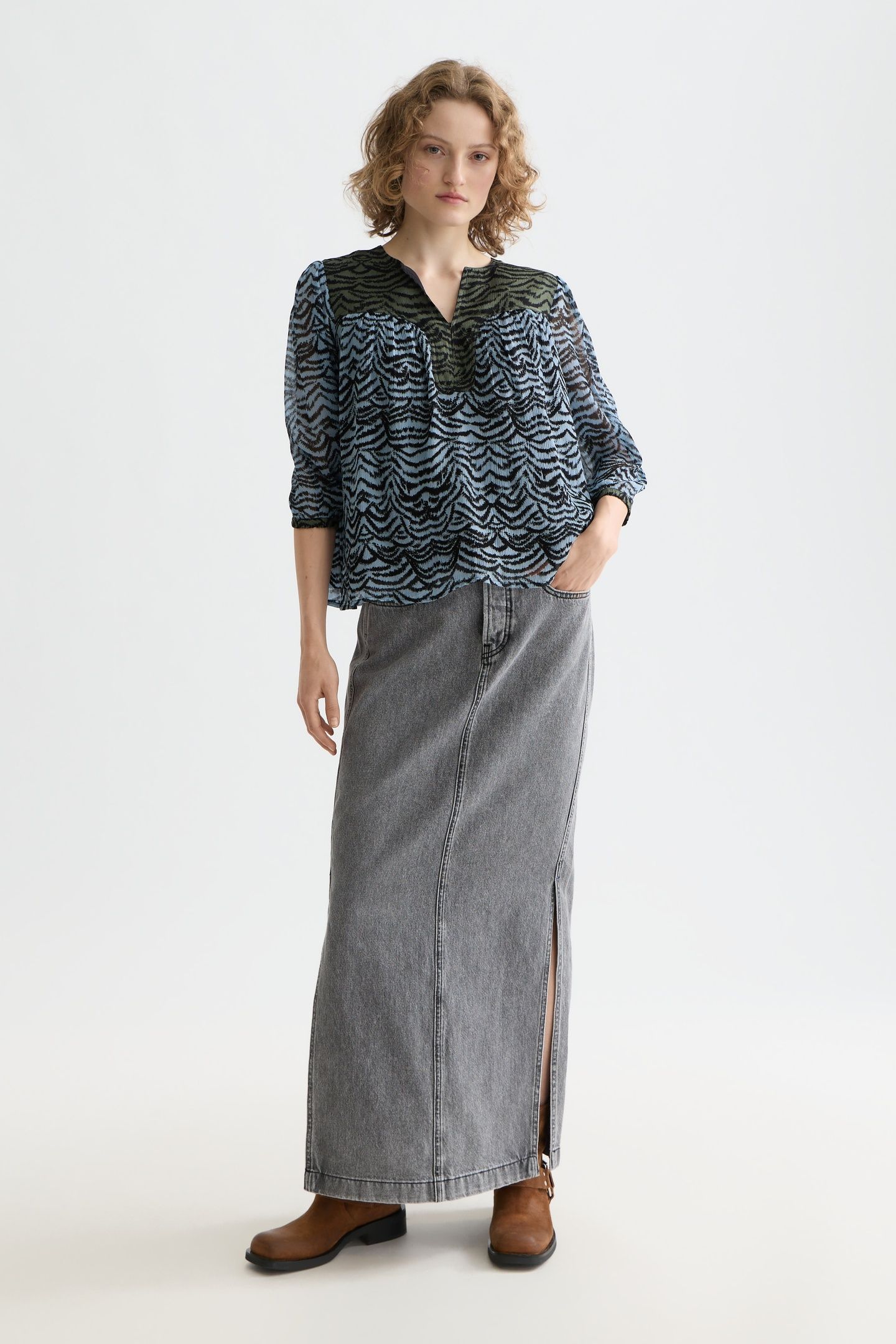 CONTRAST YOKE SHORT SLEEVE TOP IKAT FEATHER BLUE 2