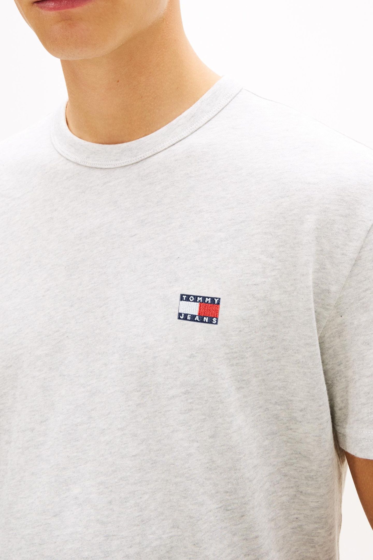 TJM REGULAR BADGE TEE ICE GREY HEATHER 5