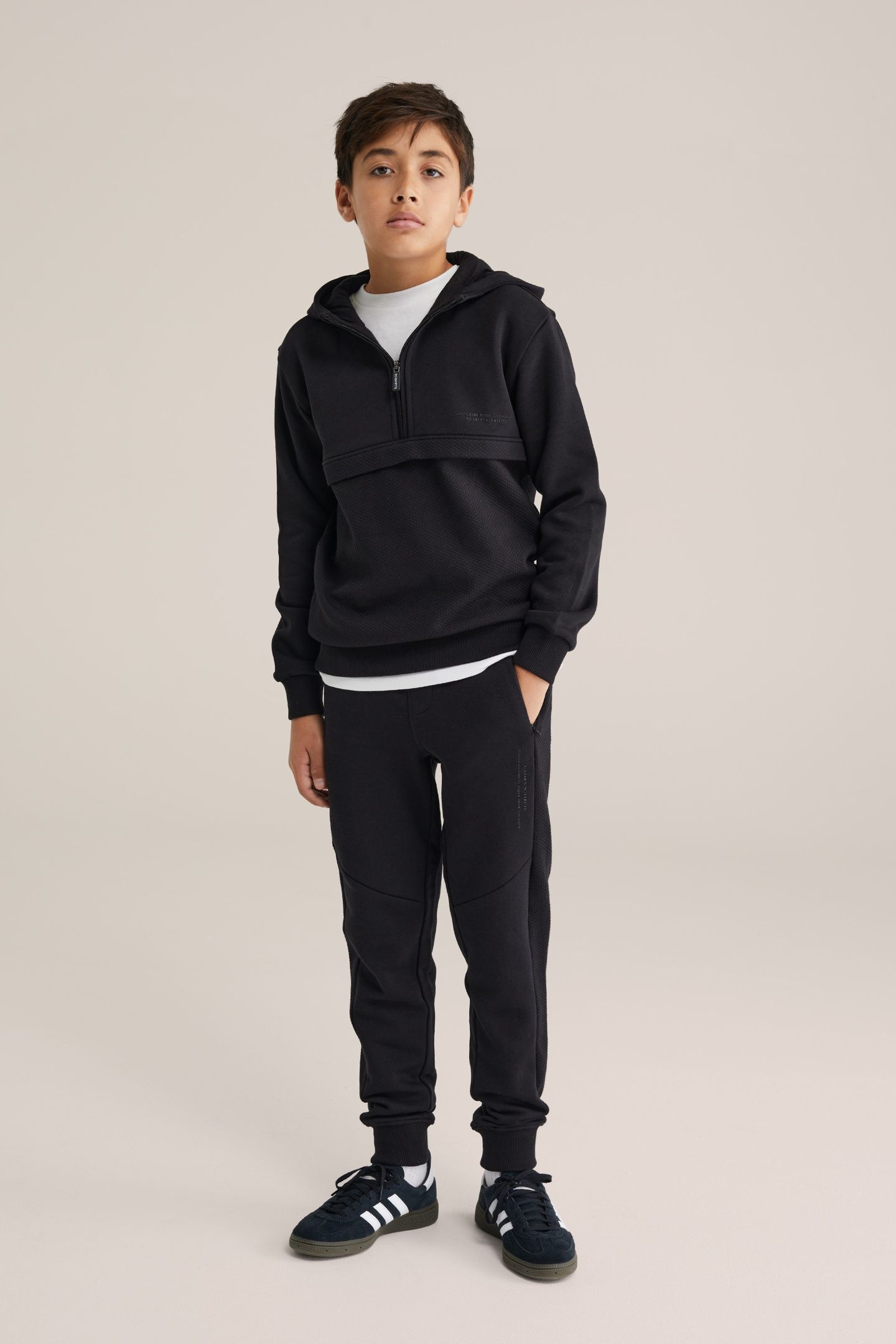 HALFWAY ZIPPER BLACK 2