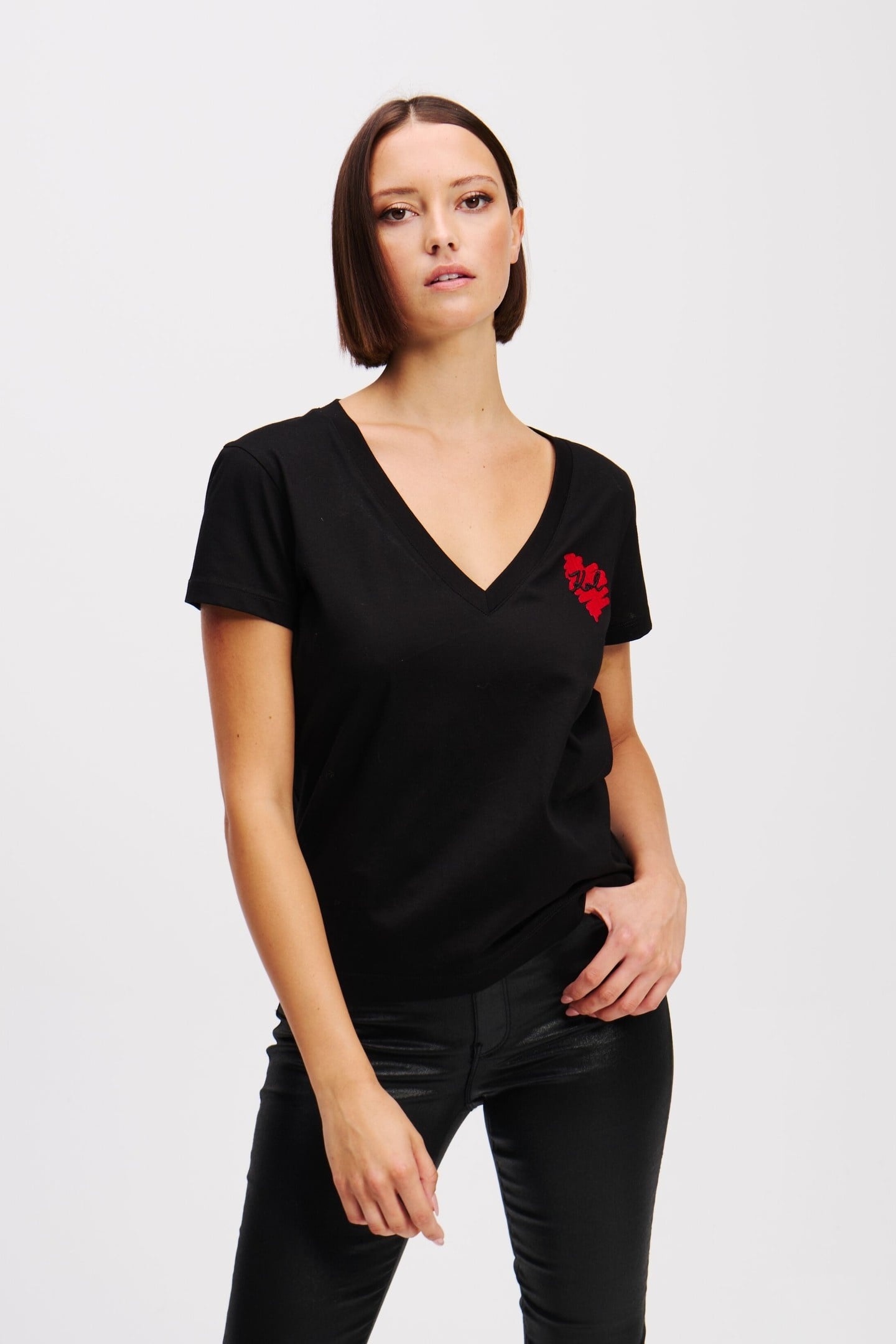 HEARTS V-NECK T-SHIRT BLACK 1