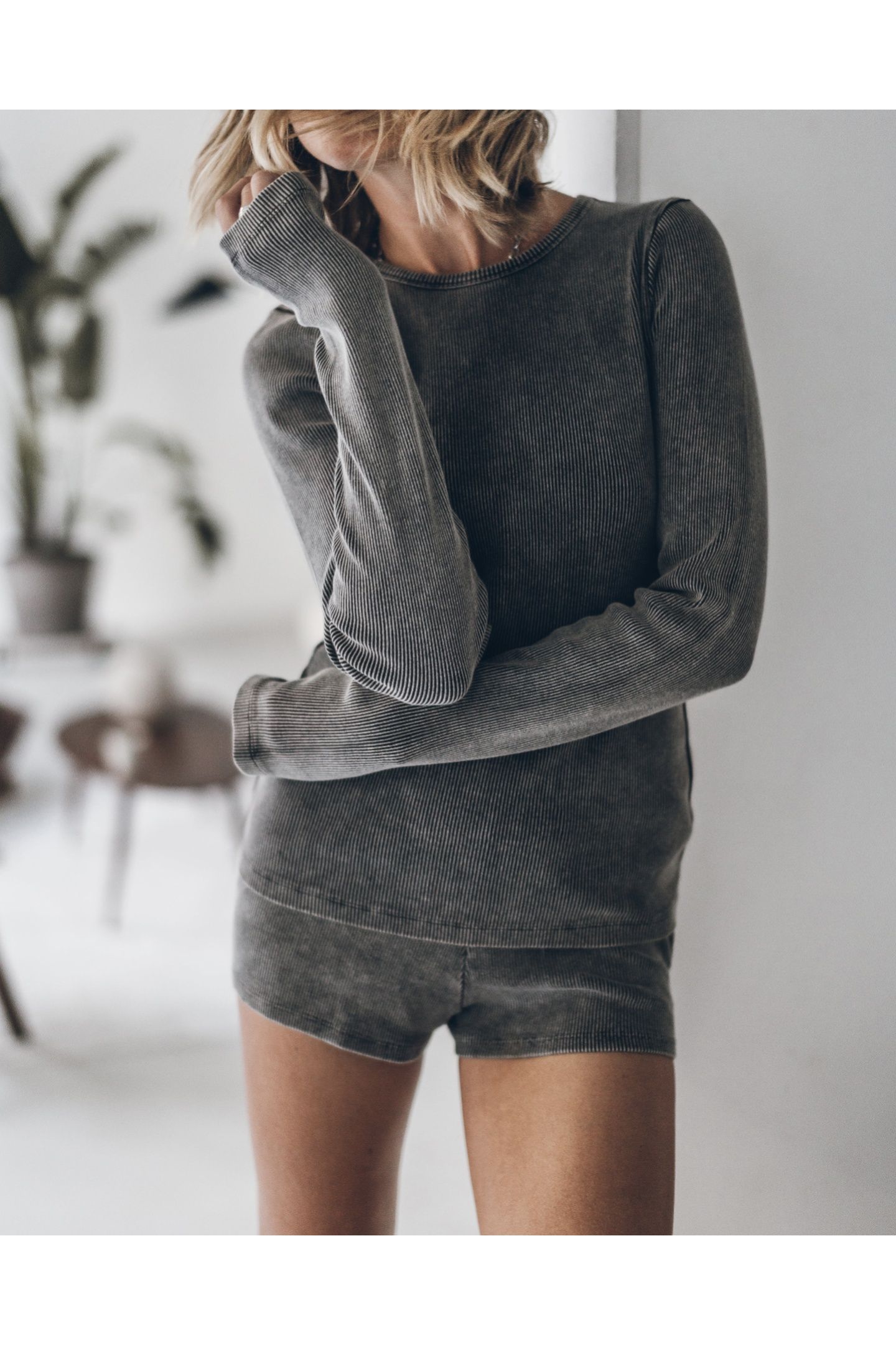 THE DARK RIBBED LONGSLEEVE 1