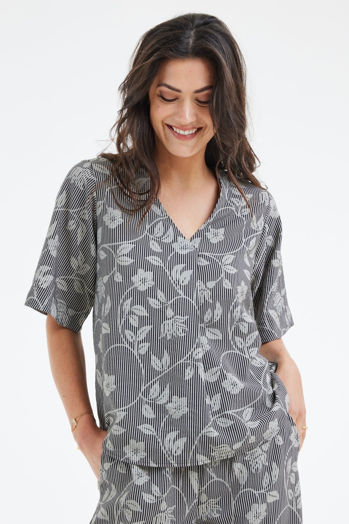 BLOUSE TESS BLACK BLOOM PRINT 1