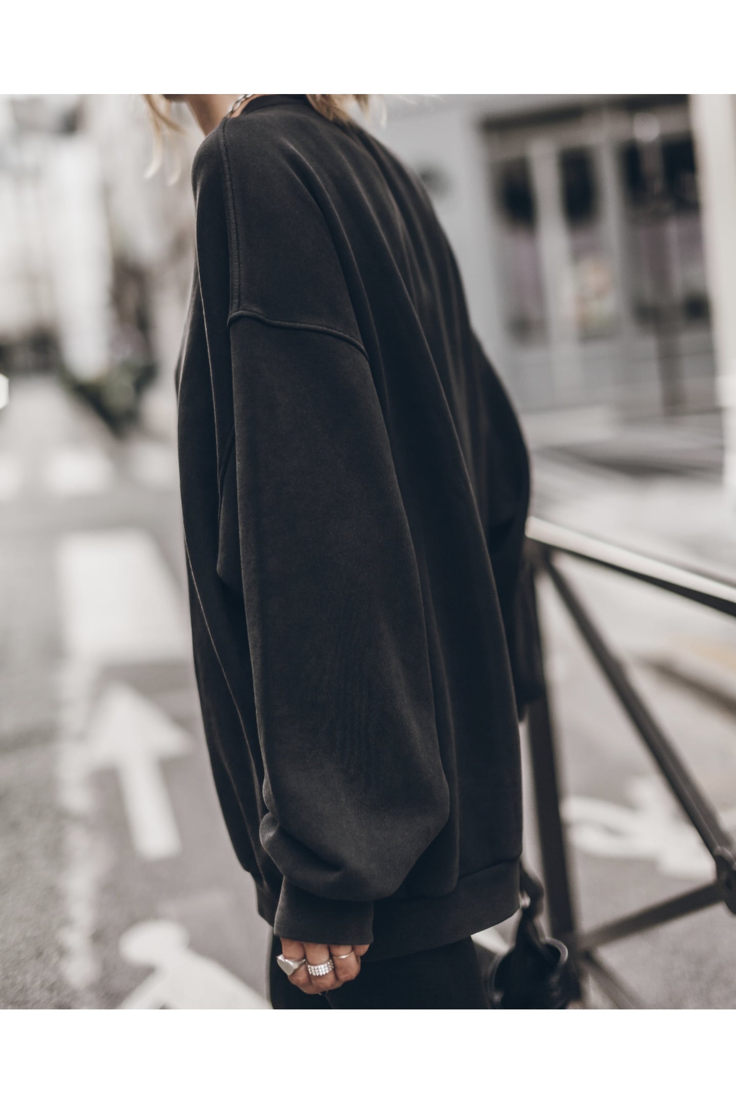 THE DARK RELAXED SWEATER 3