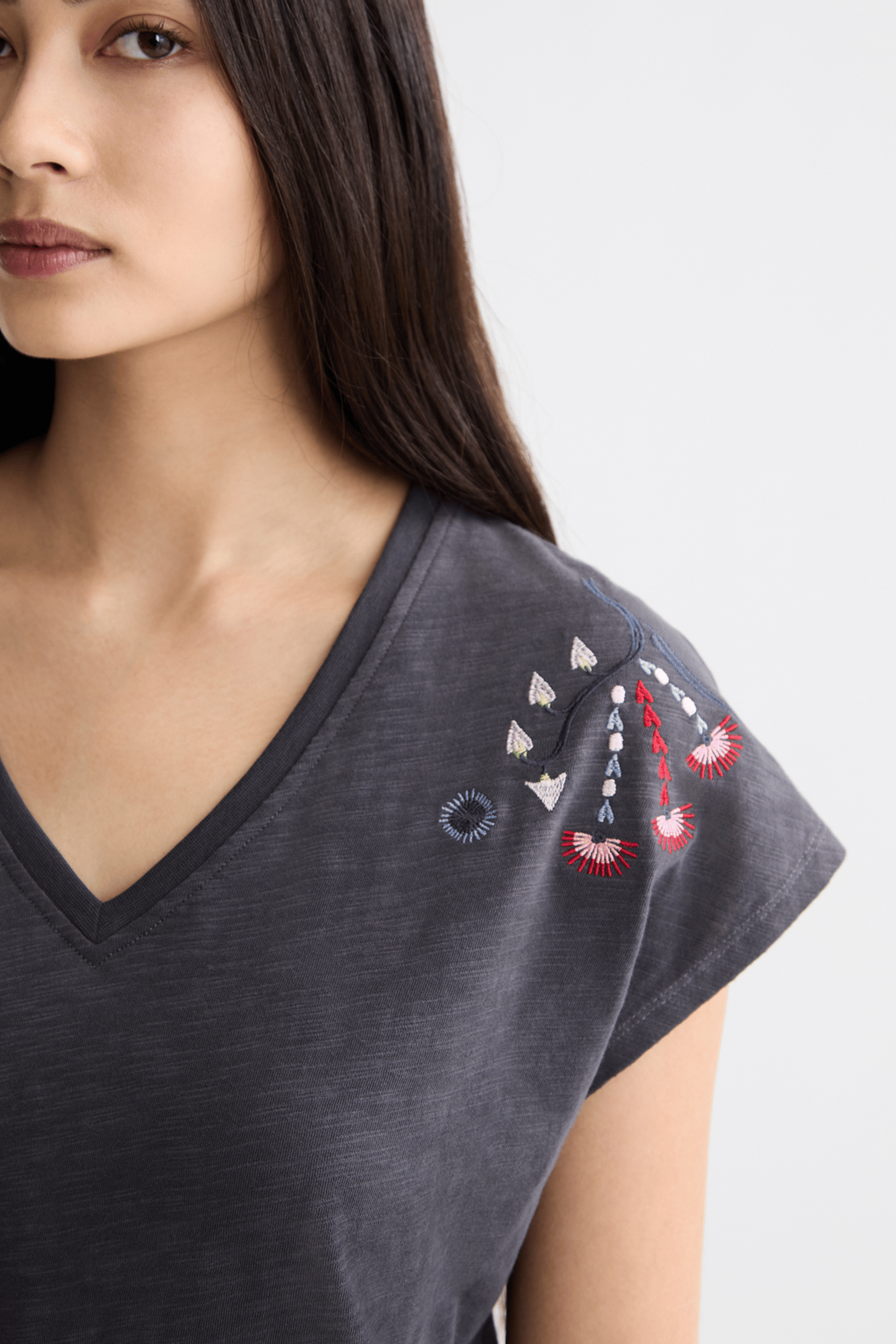 EMBROIDERED V-NECK T-SHIRT CHARCOAL ART 6