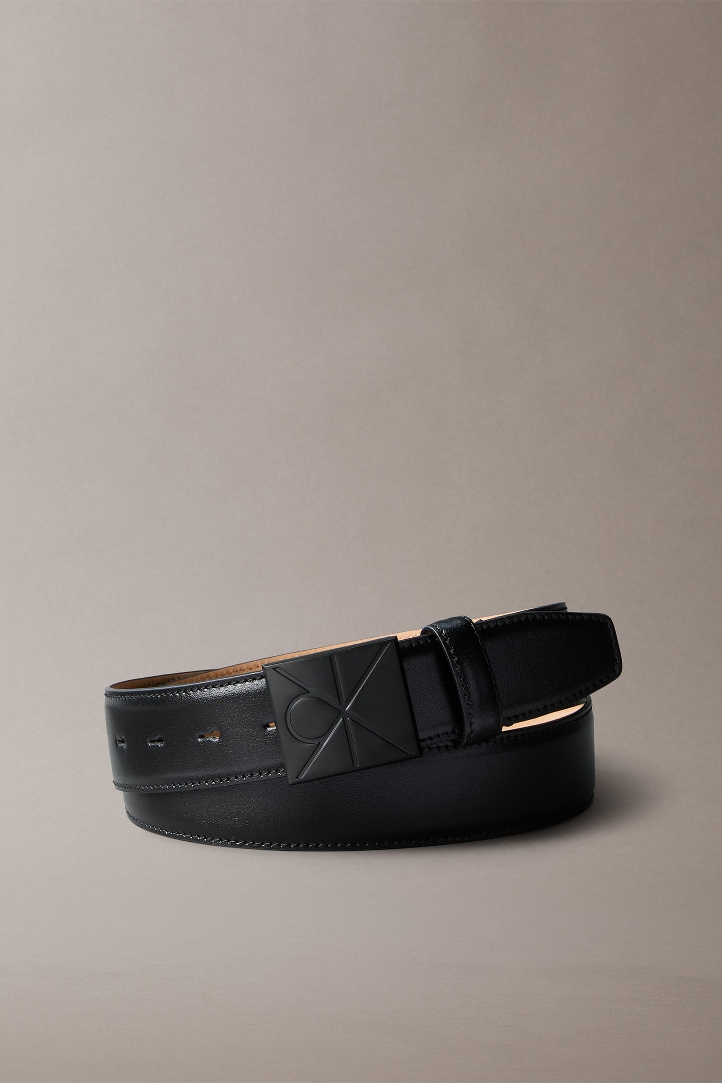 EMBLEM PLAQUE SMOOTH BELT BLACK/MATTE BLACK 1
