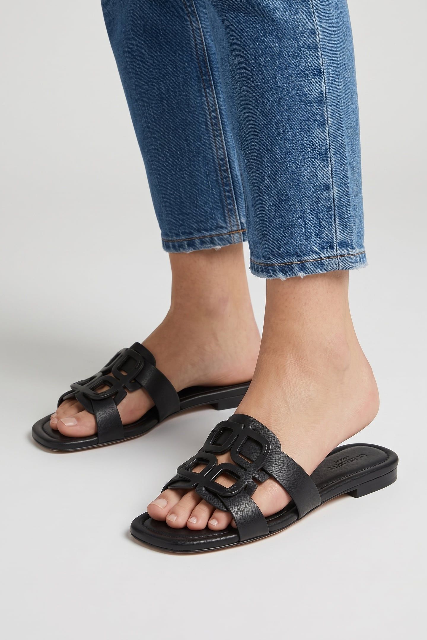 CASPER MOTIF SANDAL BLACK 3
