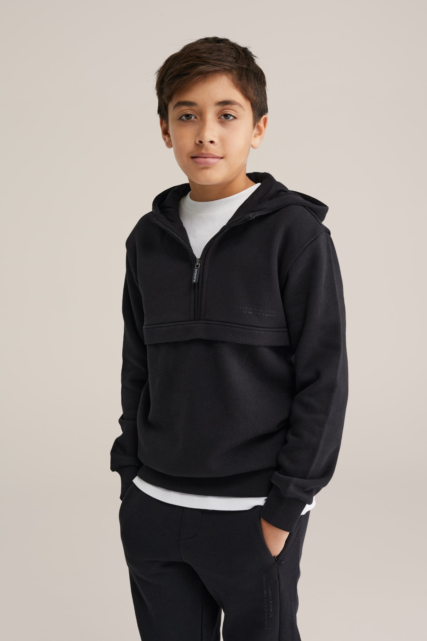 HALFWAY ZIPPER BLACK 1