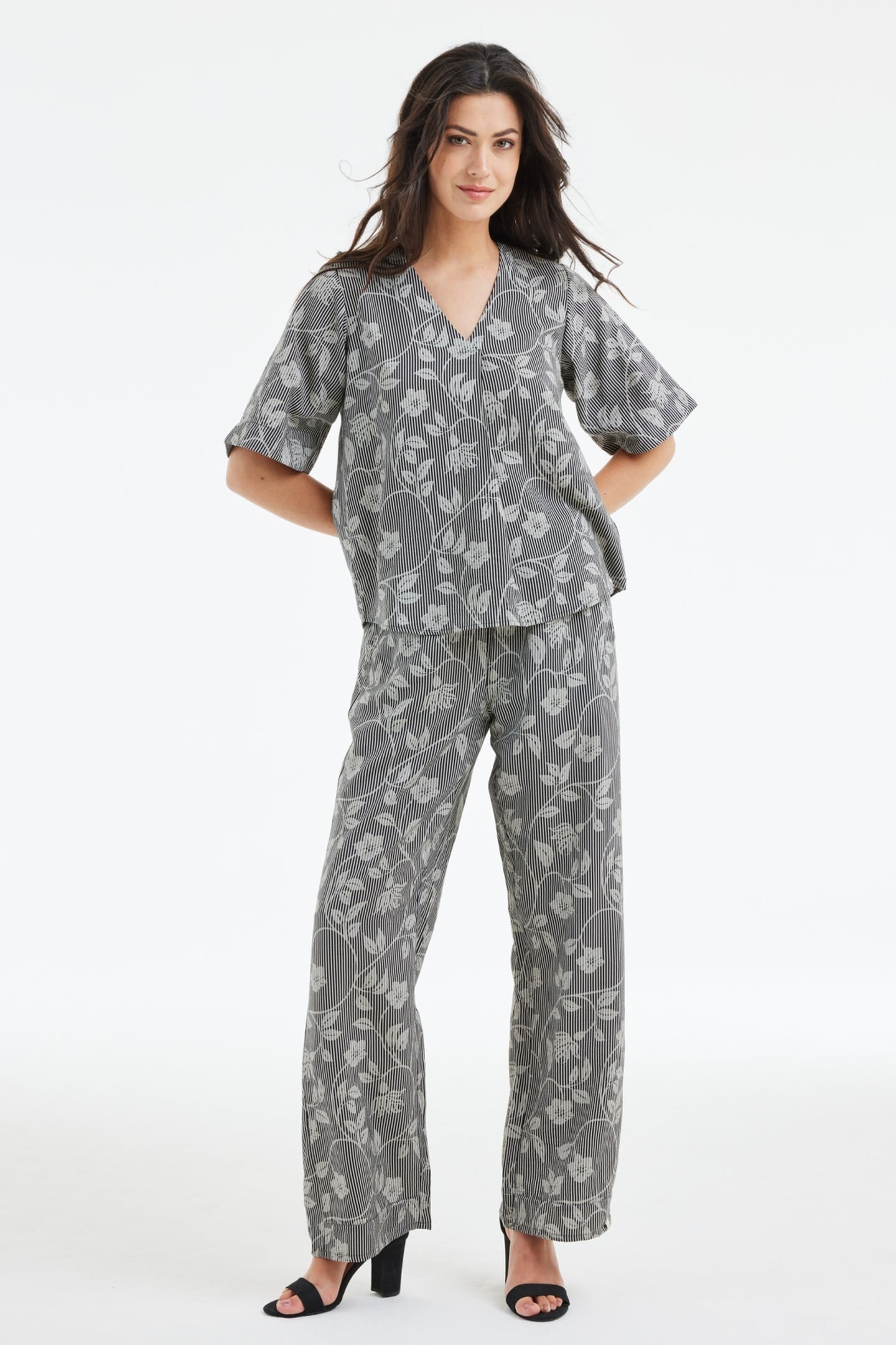 BLOUSE TESS BLACK BLOOM PRINT 2