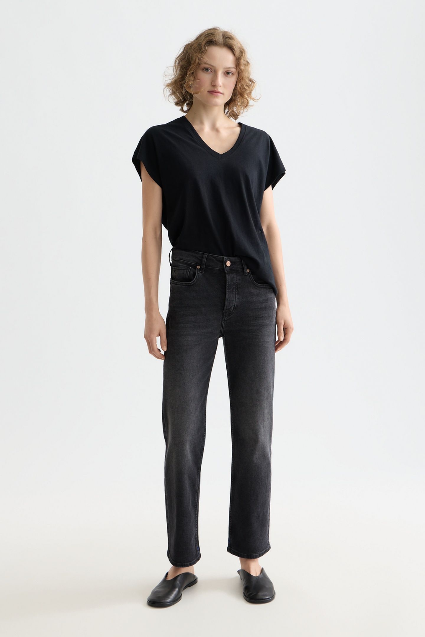 SLUB V-NECK T-SHIRT BLACK 2