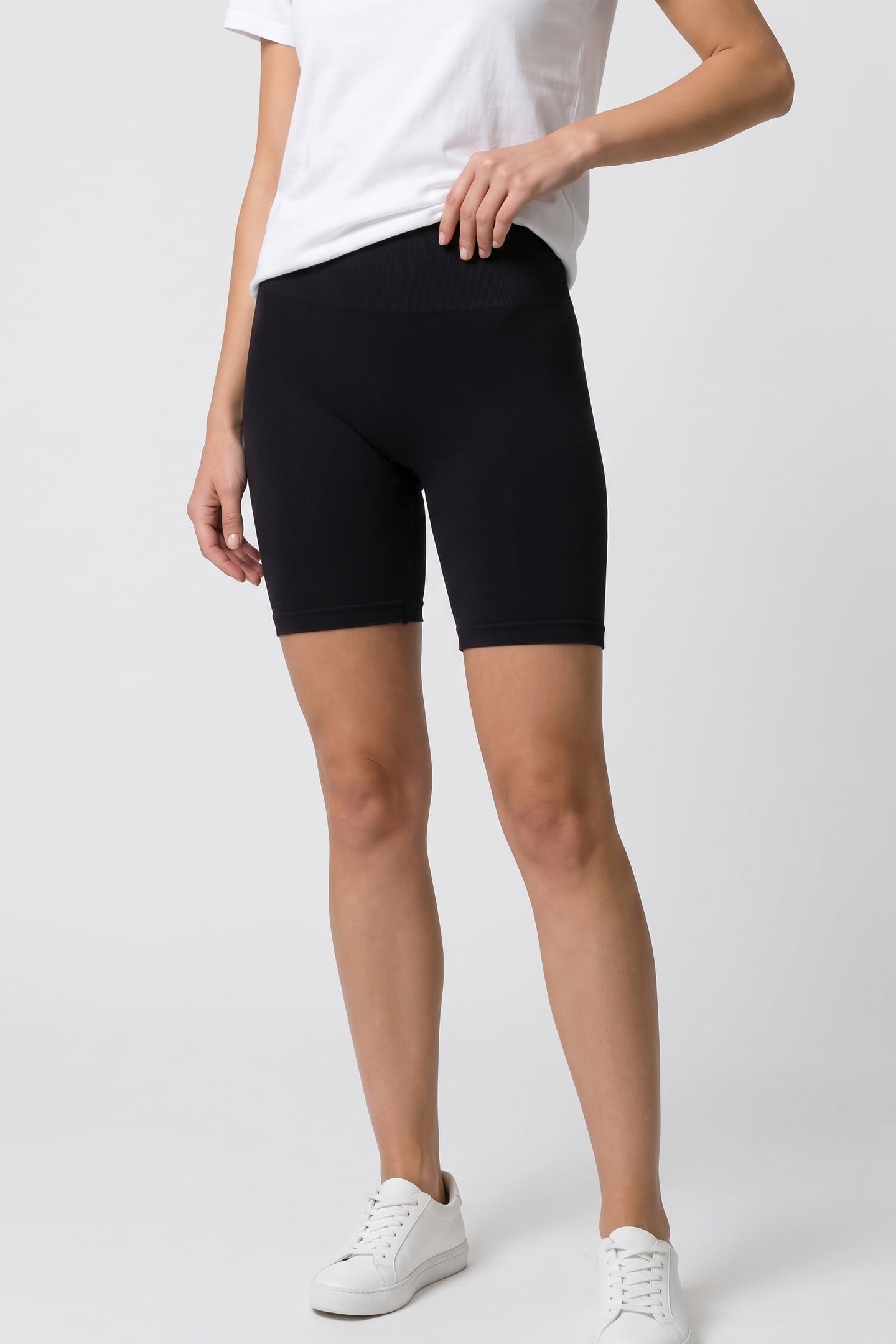 NELLA SEAMLESS SHORTS BLACK 1