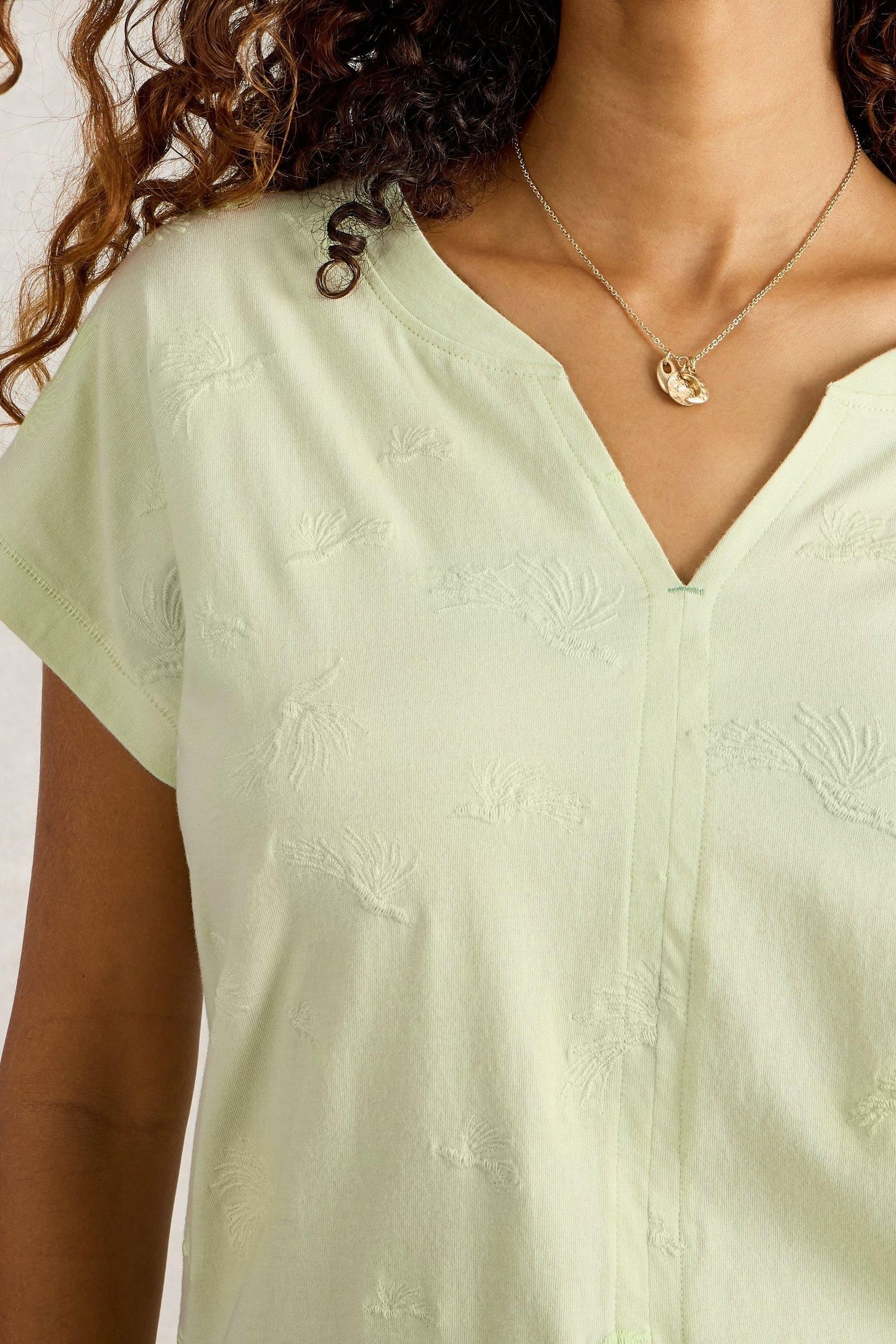NELLY NOTCH EMBROIDERED TEE LIGHT GREEN 4
