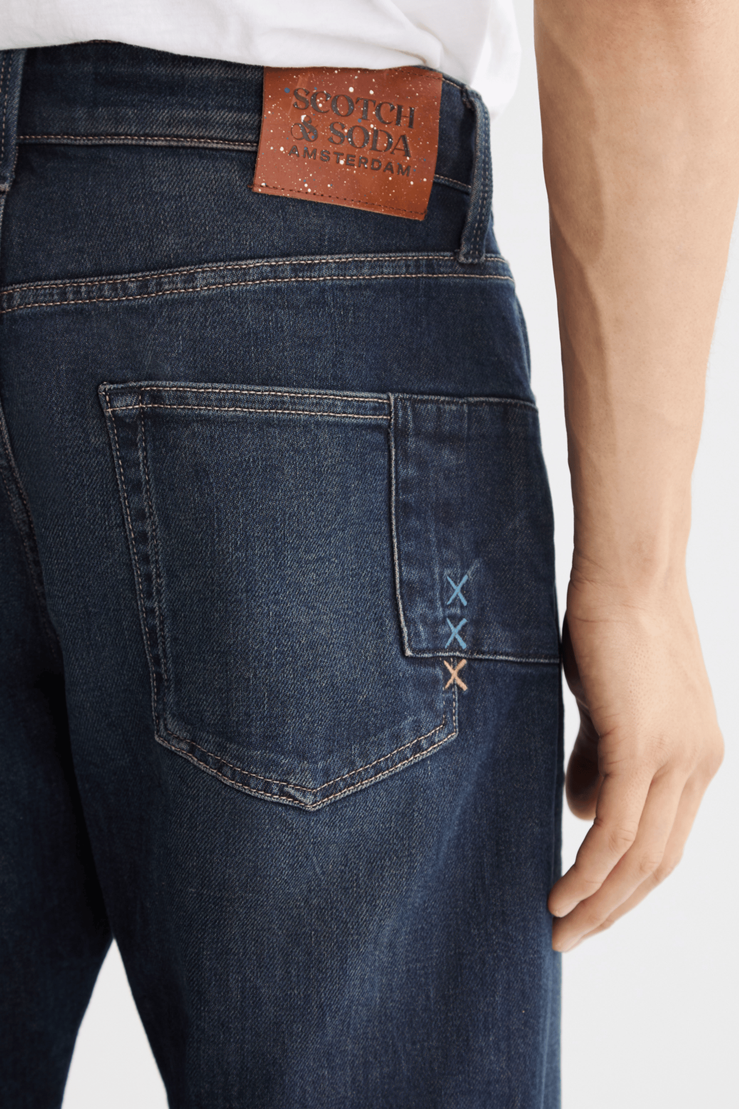 THE ZEE STRAIGHT JEANS — PAINT IT BLAUW 4