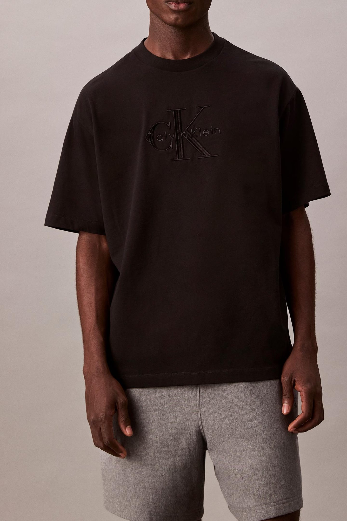 SHORT SLEEVE HERO MONOLOGO EMBROIDERED 16S BLACK 1