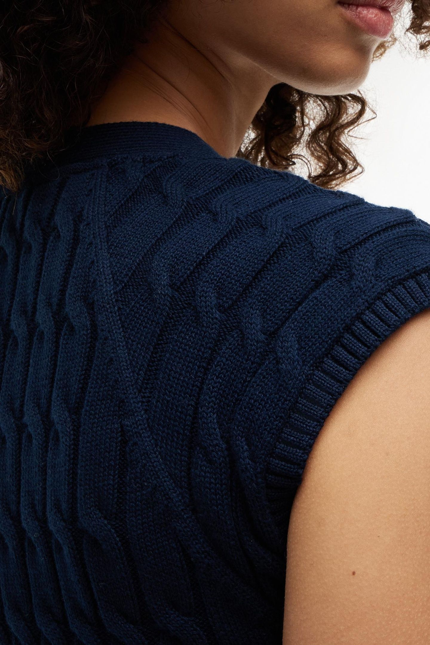 MID CABLE VEST CARDIGAN DARK NIGHT NAVY 5