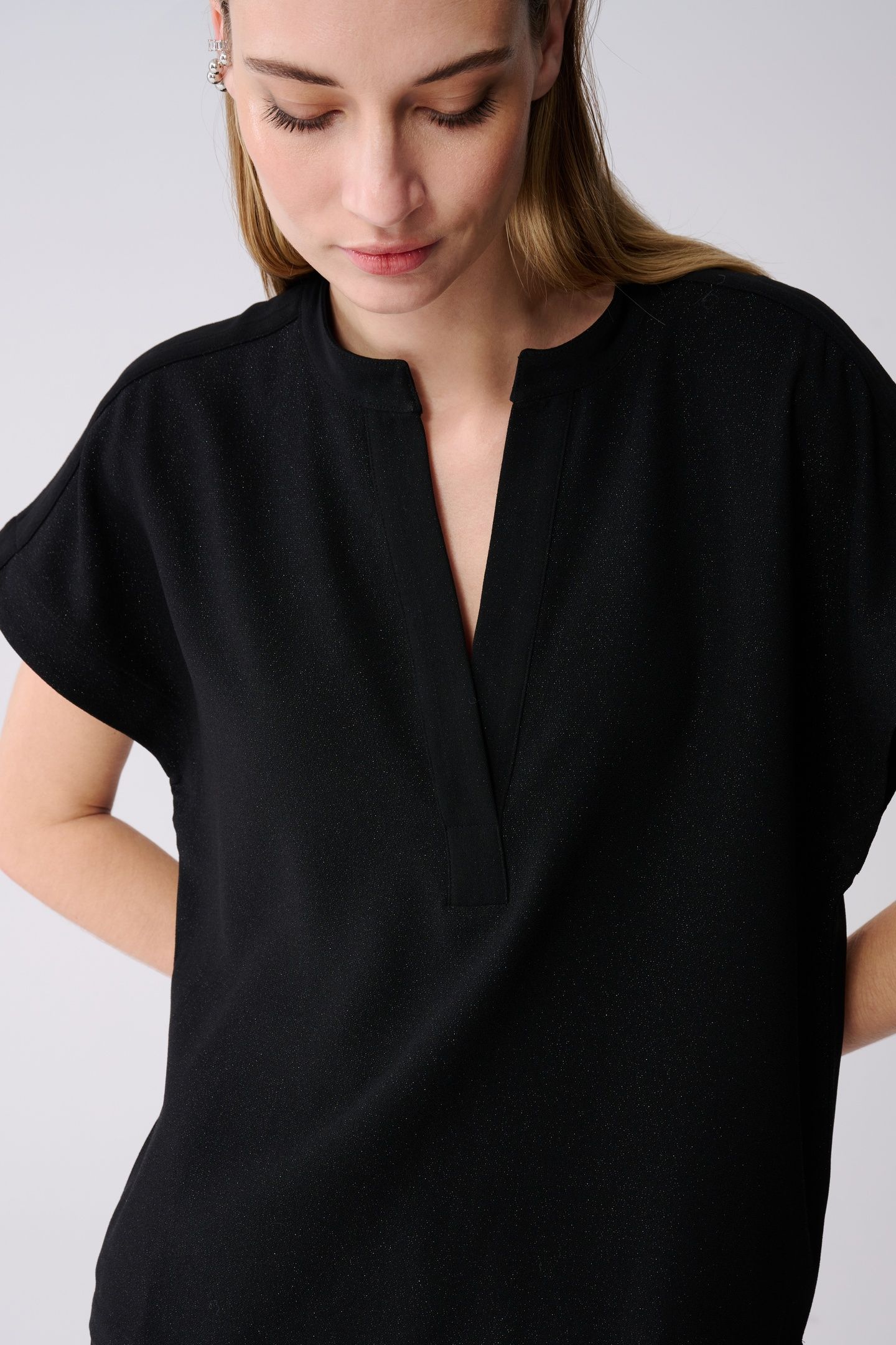 LA-SBGLITTER VNECK TOP BLACK 3