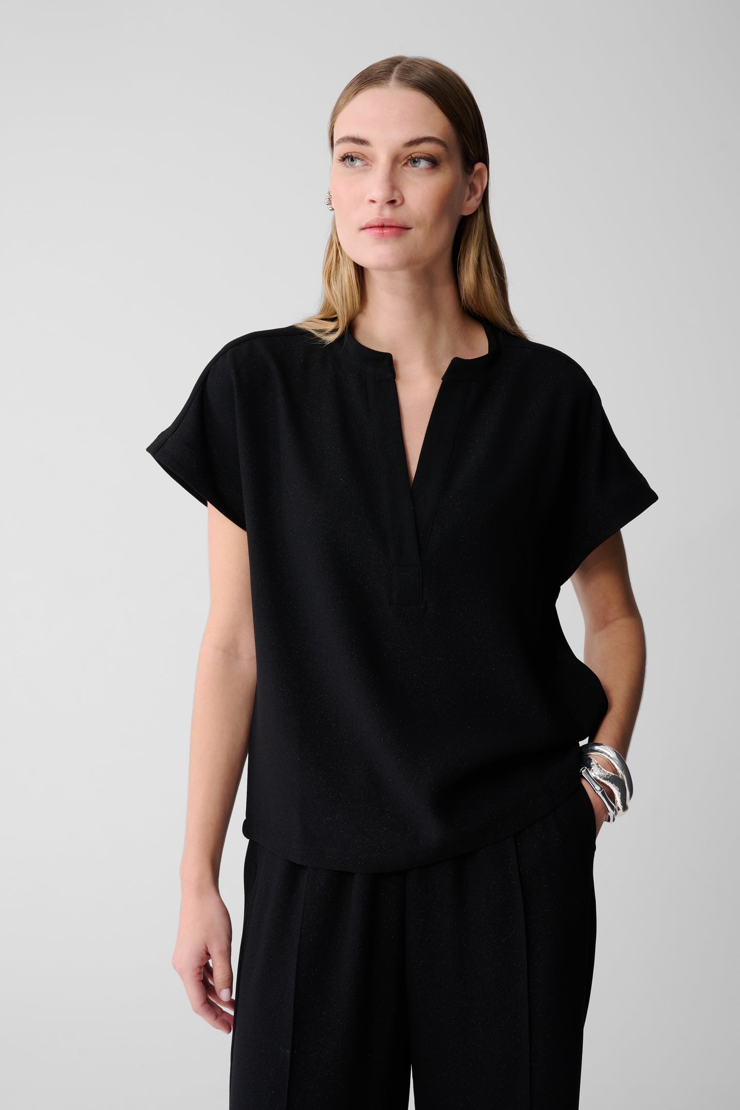 LA-SBGLITTER VNECK TOP BLACK 1