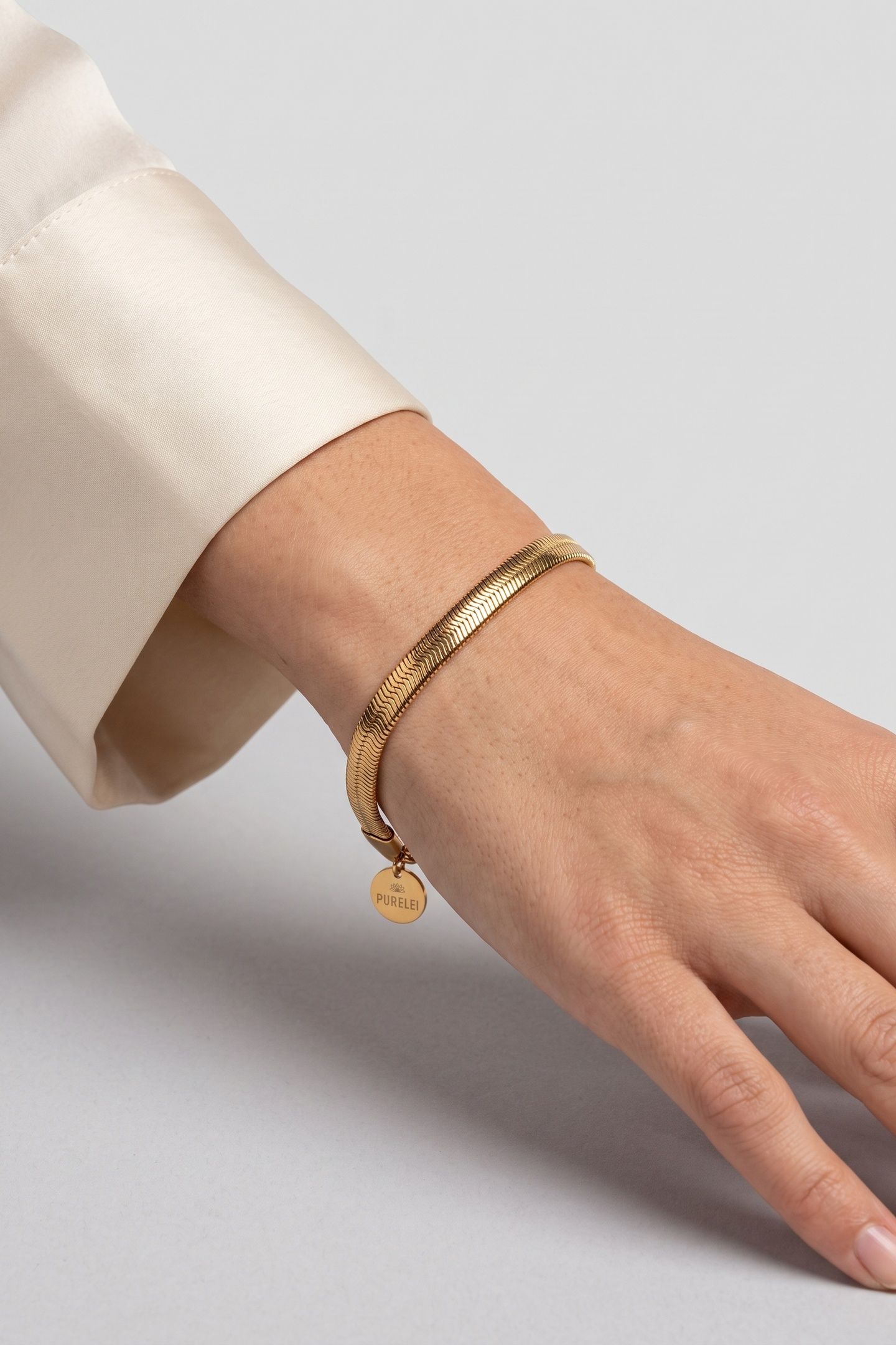 FLOW ARMBAND GOLD 1