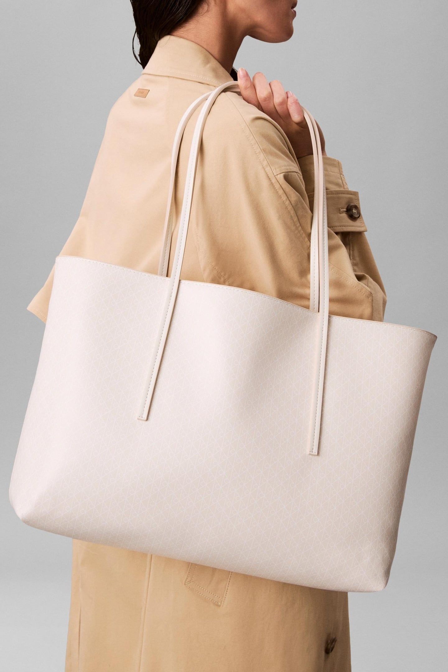 EMBLEM ALL-OVER PRINT TOTE BAG WITH POUCH LILY WHITE 1