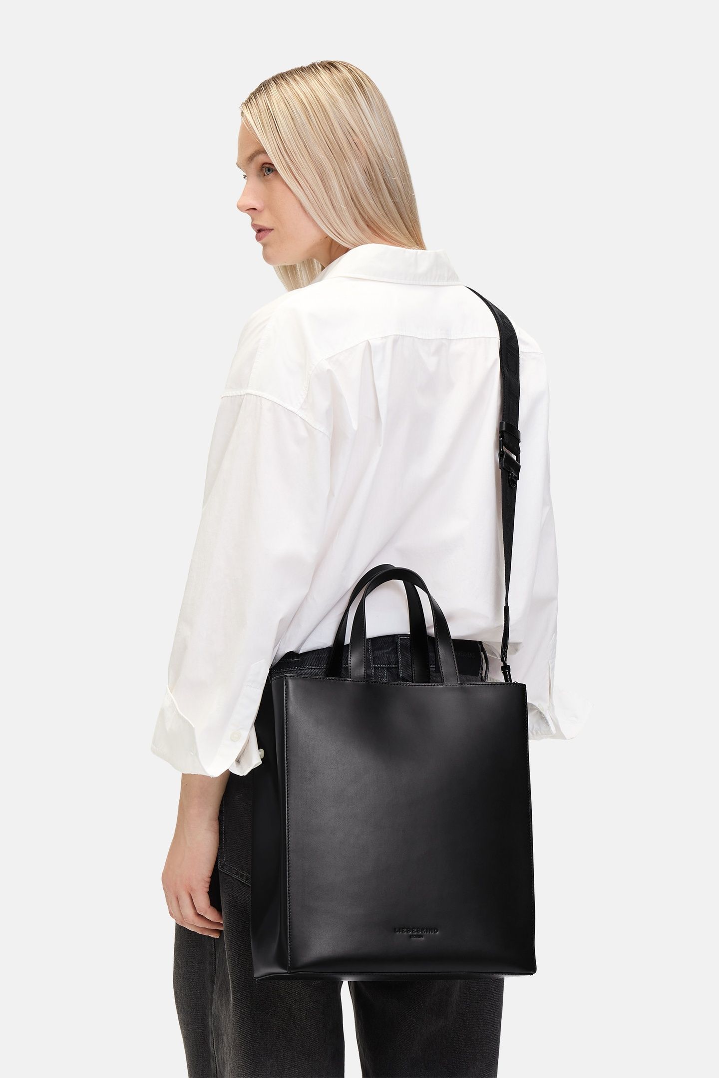 TOTE MEDIUM BLACK 1